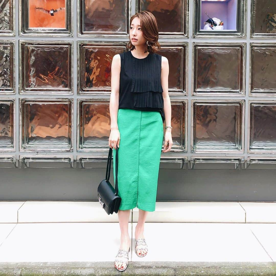 冨張愛さんのインスタグラム写真 - (冨張愛Instagram)「black & green♡ シンプルだけどプリーツがポイントになっておしゃれ見えするトップスは スカートにもパンツにも相性が良くて すごく着回しがきく💕 カットソー素材だから この暑い夏でも着心地良く お家で手洗いできるのも有難くて よく着てます😍 最近よく着ているarminarmは 三越伊勢丹クオリティでお値段以上のお洋服が沢山あって サイズ展開も豊富でお気に入りのブランド✨ オンラインストアで8/6の23:59までクーポンコード【29121】を使うと 20%オフになるので お買い物する時には 是非使ってください❤️ * tops ... #arminarmjp @arminarm.aa  skirt ... #dannyandanne #instagood #coordinate #ootd #outfit #fashion #instafashion #meg_ootd #ambassador #mitsukoshi #isetan #isetanmitsukoshi  #arminarmコーデ #arminarmフレンズ #코디네이트 #패션 #카메라 #コーディネート #コーデ #ファッション #今日のコーデ #今日の服 #157cmコーデ #プリーツレイヤードカットソー」8月4日 20時34分 - megumitomihari