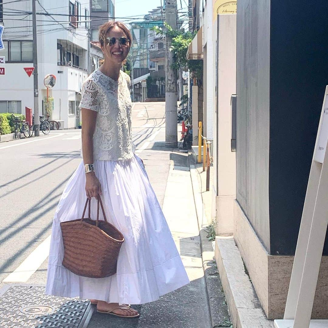 鈴木六夏さんのインスタグラム写真 - (鈴木六夏Instagram)「元より目がない、 コットンレースのワンピースに目がハートになった先日。 ペロリ、値札を見たら....高っ！  一旦帰宅。欲しい欲しい。考えること数日。 ん。ちょっと待てよ。  春先に買ったあのレースのカットソーと、 制服の様に履いているスカートを合わせたら、 あのワンピースの様になるのでは？ で、やってみたコーデ。の今日でした🤣満足。笑。  買うときは買う。 買わないときは買わない。 心地よく、効率的なクローゼットを目指して😊 #riccascloset  #riccaミニマムクローゼット  @rikuka.closet カットソー @zara」8月4日 20時34分 - rikuka.62