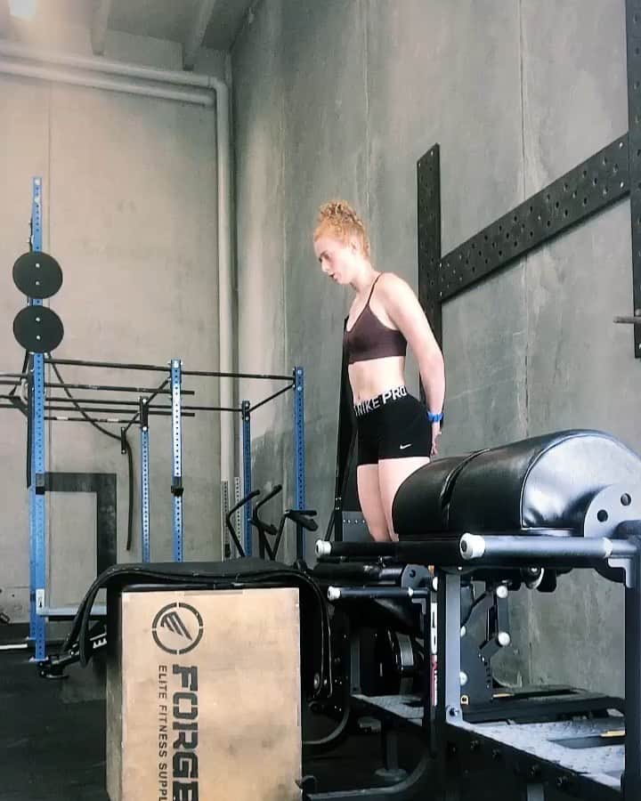 マチルドU・クラマーのインスタグラム：「Things are getting better. Im getting stronger. Soon I’ll have my first test race 🤘🏻. Trust the proces 🙏🏻 . . Here doing 2x4 Nordic hamstrings with a 6-8s eccentric lowering. . . #roadtoracing #progress #backontrack #sprint #trusttheproces #comeback #comebackstronger #roadtodoha2019 #athlete #thestruggleisreal #workhard #sunday  #nike #nikewomen #nordichamstring #rehab #kaisersport #teamkaisersport」