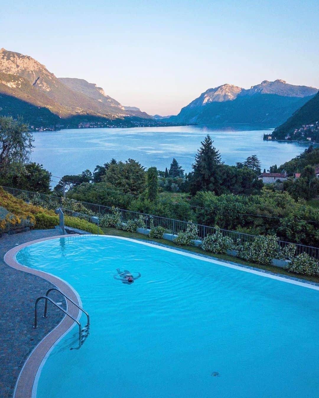 Airbnbさんのインスタグラム写真 - (AirbnbInstagram)「This apartment on Lake Como is equally well-suited for exploring destinations all around the lake or drifting the day away at home. When you feel like getting your feet back on the ground, take the cobbled footpath into town for dinner at Silvio, a lake-to-table restaurant in its hundredth year.  Photo: @gone_fishin_productions」8月5日 2時12分 - airbnb