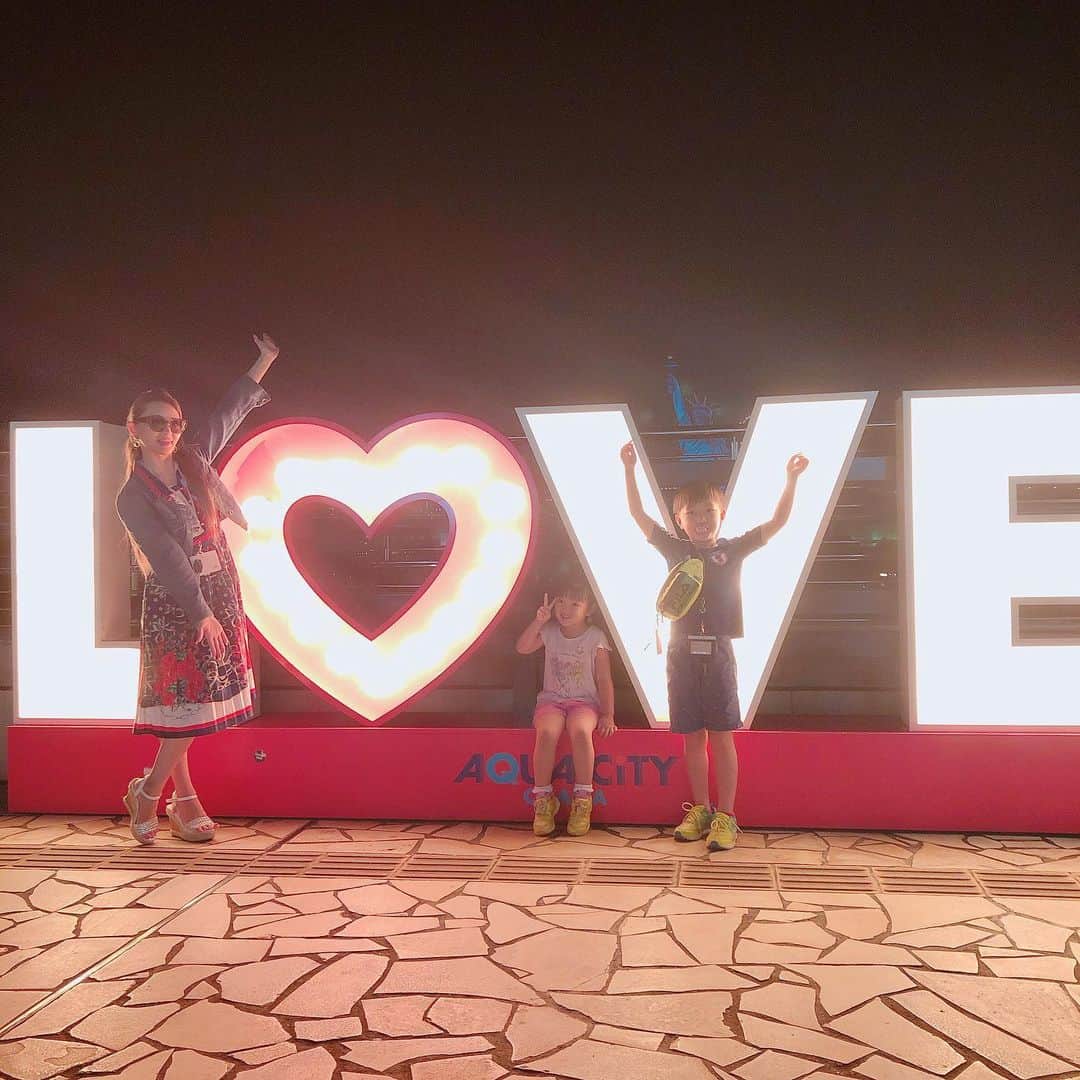 山内智恵さんのインスタグラム写真 - (山内智恵Instagram)「ファミリーでお台場デート💖 ・ ・ 夜は涼しくなるから 嬉しい🎶 ・ ・ ママと手を繋がないで❣️ 抱っこしないで❣️ って、兄妹間の嫉妬ハンパないっ😂 ・ ・ あのね〜 君たちは同じママのお腹の中から 生まれたんだから 仲良くしなよ〜😅 ・ ・ 何度言い聞かせても 2人はライバル心メラメラです💖 ・ ・ 可愛いとこでもあるね ・ ・ そこに愛はあんのかい⁉️ ・ ・ 愛はここにあります💖💖💖 #山内智恵 #マキろん #お台場 #家族 #デート #兄妹 #2人はライバル #愛はここにある #love」8月5日 2時11分 - chie_yamauchi