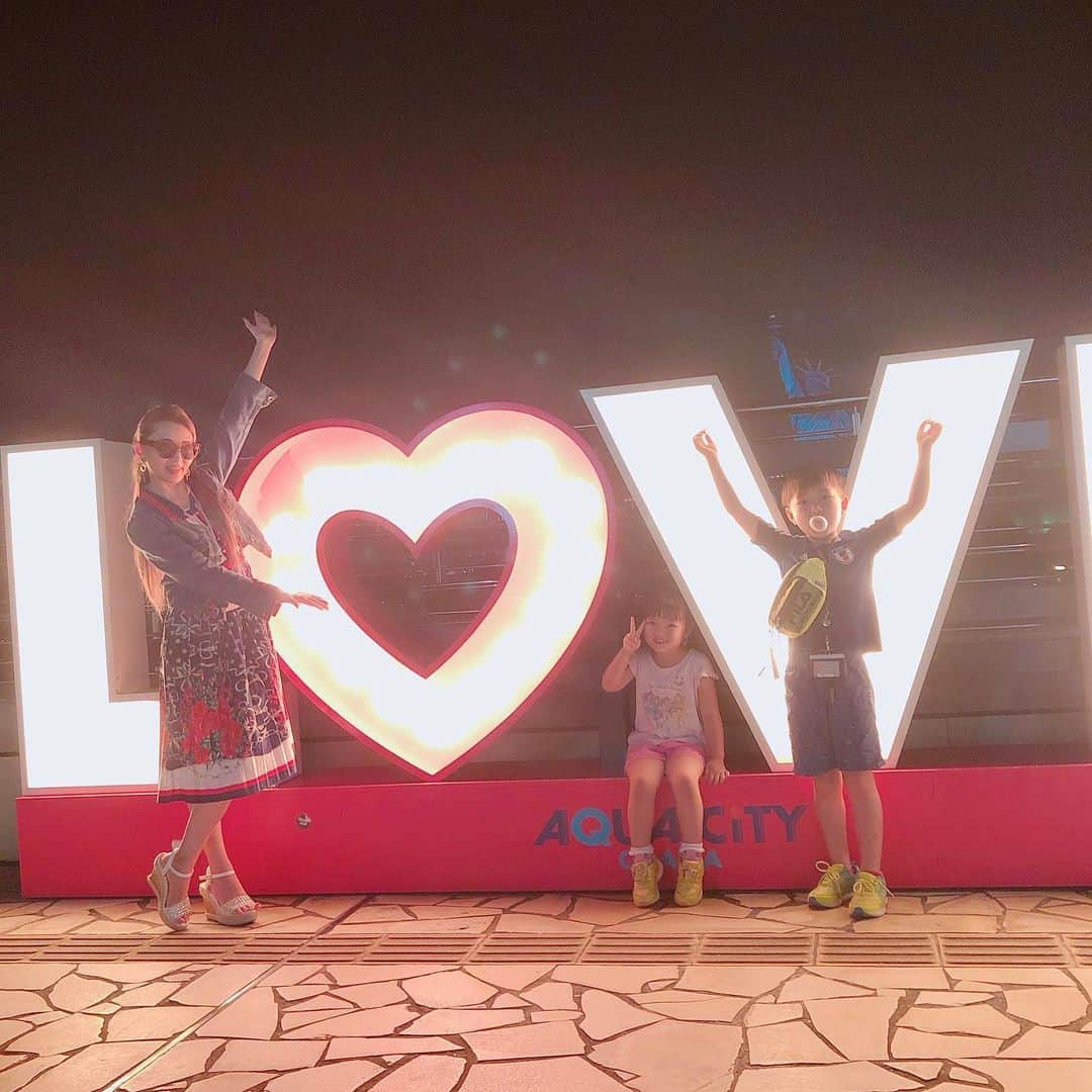山内智恵さんのインスタグラム写真 - (山内智恵Instagram)「ファミリーでお台場デート💖 ・ ・ 夜は涼しくなるから 嬉しい🎶 ・ ・ ママと手を繋がないで❣️ 抱っこしないで❣️ って、兄妹間の嫉妬ハンパないっ😂 ・ ・ あのね〜 君たちは同じママのお腹の中から 生まれたんだから 仲良くしなよ〜😅 ・ ・ 何度言い聞かせても 2人はライバル心メラメラです💖 ・ ・ 可愛いとこでもあるね ・ ・ そこに愛はあんのかい⁉️ ・ ・ 愛はここにあります💖💖💖 #山内智恵 #マキろん #お台場 #家族 #デート #兄妹 #2人はライバル #愛はここにある #love」8月5日 2時11分 - chie_yamauchi