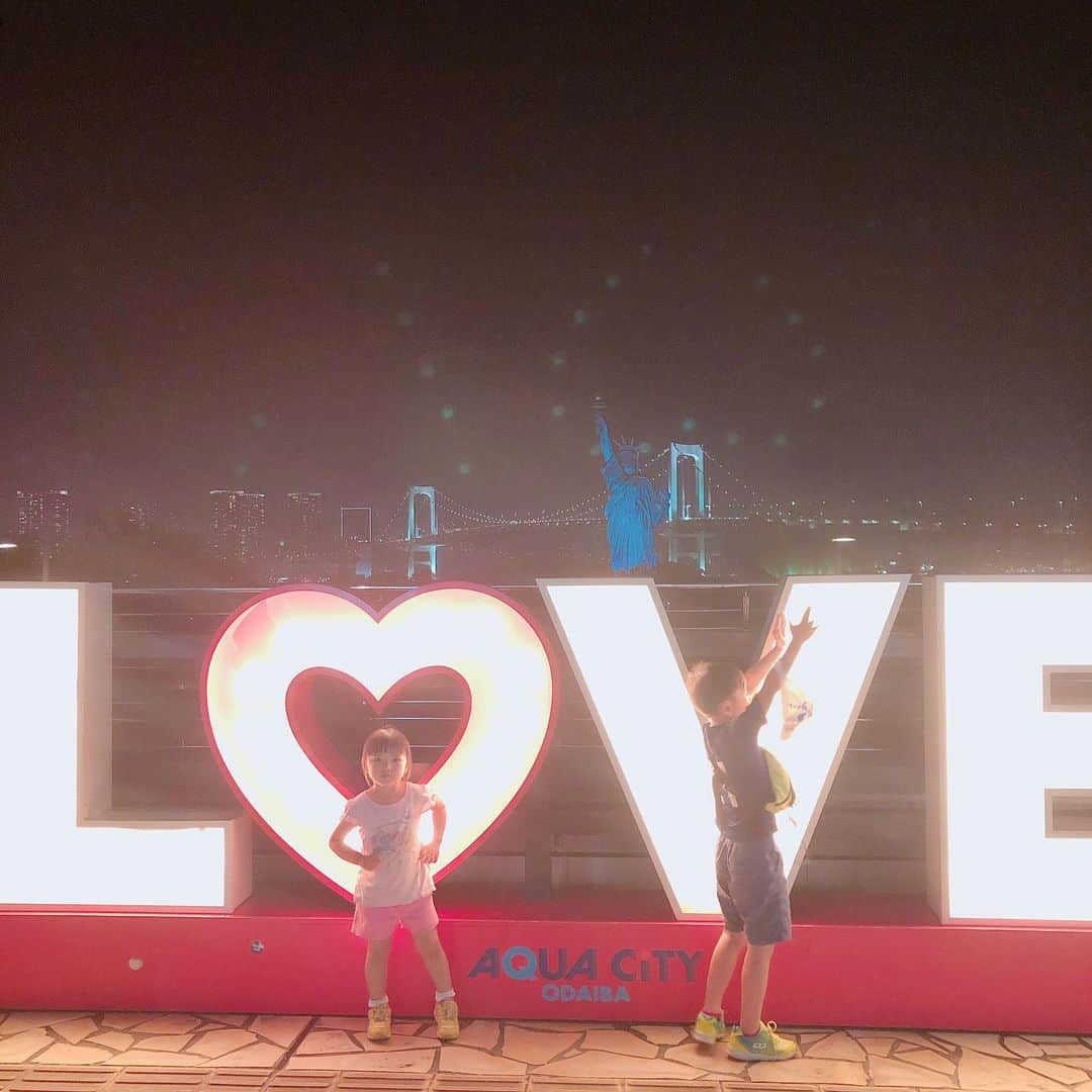 山内智恵さんのインスタグラム写真 - (山内智恵Instagram)「ファミリーでお台場デート💖 ・ ・ 夜は涼しくなるから 嬉しい🎶 ・ ・ ママと手を繋がないで❣️ 抱っこしないで❣️ って、兄妹間の嫉妬ハンパないっ😂 ・ ・ あのね〜 君たちは同じママのお腹の中から 生まれたんだから 仲良くしなよ〜😅 ・ ・ 何度言い聞かせても 2人はライバル心メラメラです💖 ・ ・ 可愛いとこでもあるね ・ ・ そこに愛はあんのかい⁉️ ・ ・ 愛はここにあります💖💖💖 #山内智恵 #マキろん #お台場 #家族 #デート #兄妹 #2人はライバル #愛はここにある #love」8月5日 2時11分 - chie_yamauchi