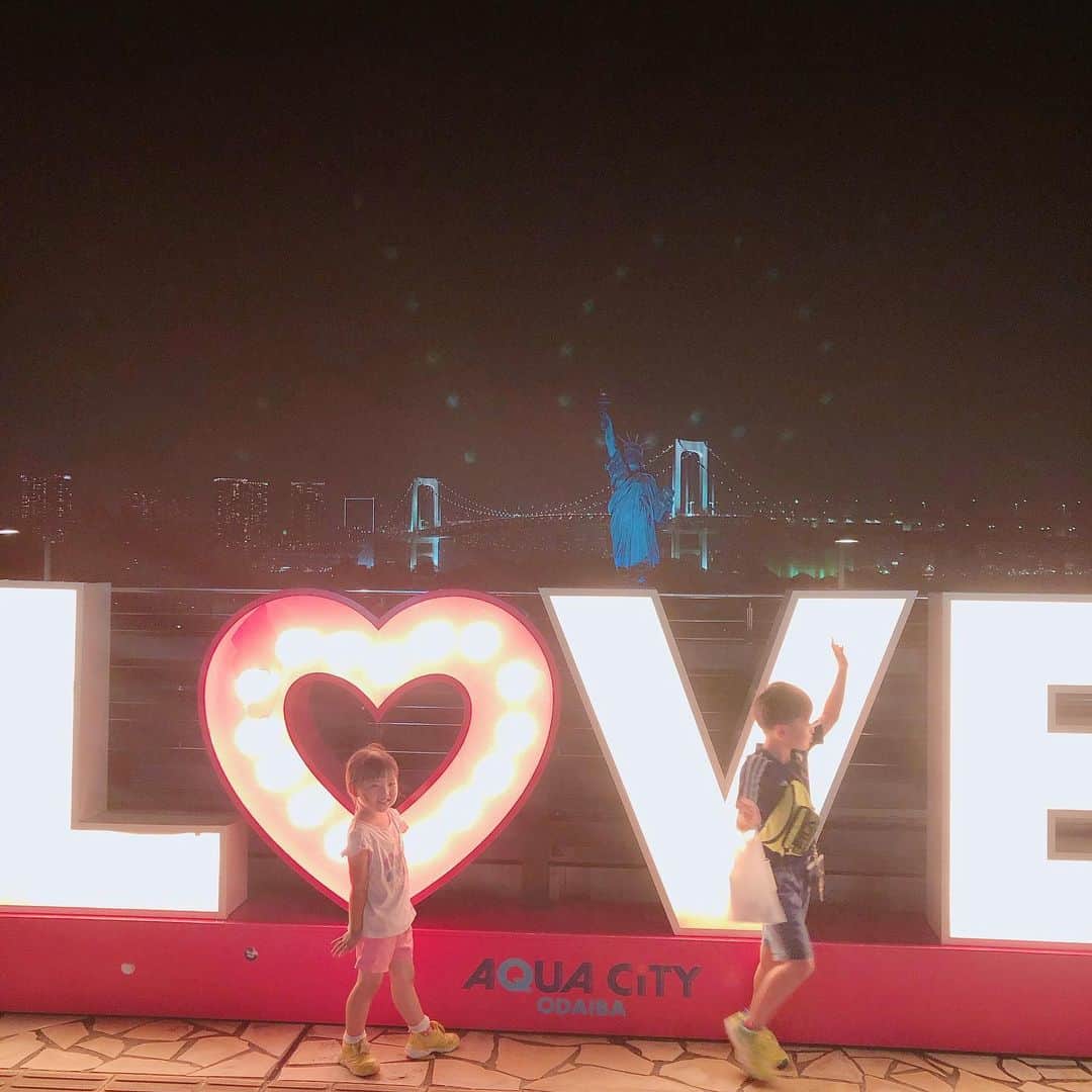 山内智恵さんのインスタグラム写真 - (山内智恵Instagram)「ファミリーでお台場デート💖 ・ ・ 夜は涼しくなるから 嬉しい🎶 ・ ・ ママと手を繋がないで❣️ 抱っこしないで❣️ って、兄妹間の嫉妬ハンパないっ😂 ・ ・ あのね〜 君たちは同じママのお腹の中から 生まれたんだから 仲良くしなよ〜😅 ・ ・ 何度言い聞かせても 2人はライバル心メラメラです💖 ・ ・ 可愛いとこでもあるね ・ ・ そこに愛はあんのかい⁉️ ・ ・ 愛はここにあります💖💖💖 #山内智恵 #マキろん #お台場 #家族 #デート #兄妹 #2人はライバル #愛はここにある #love」8月5日 2時11分 - chie_yamauchi