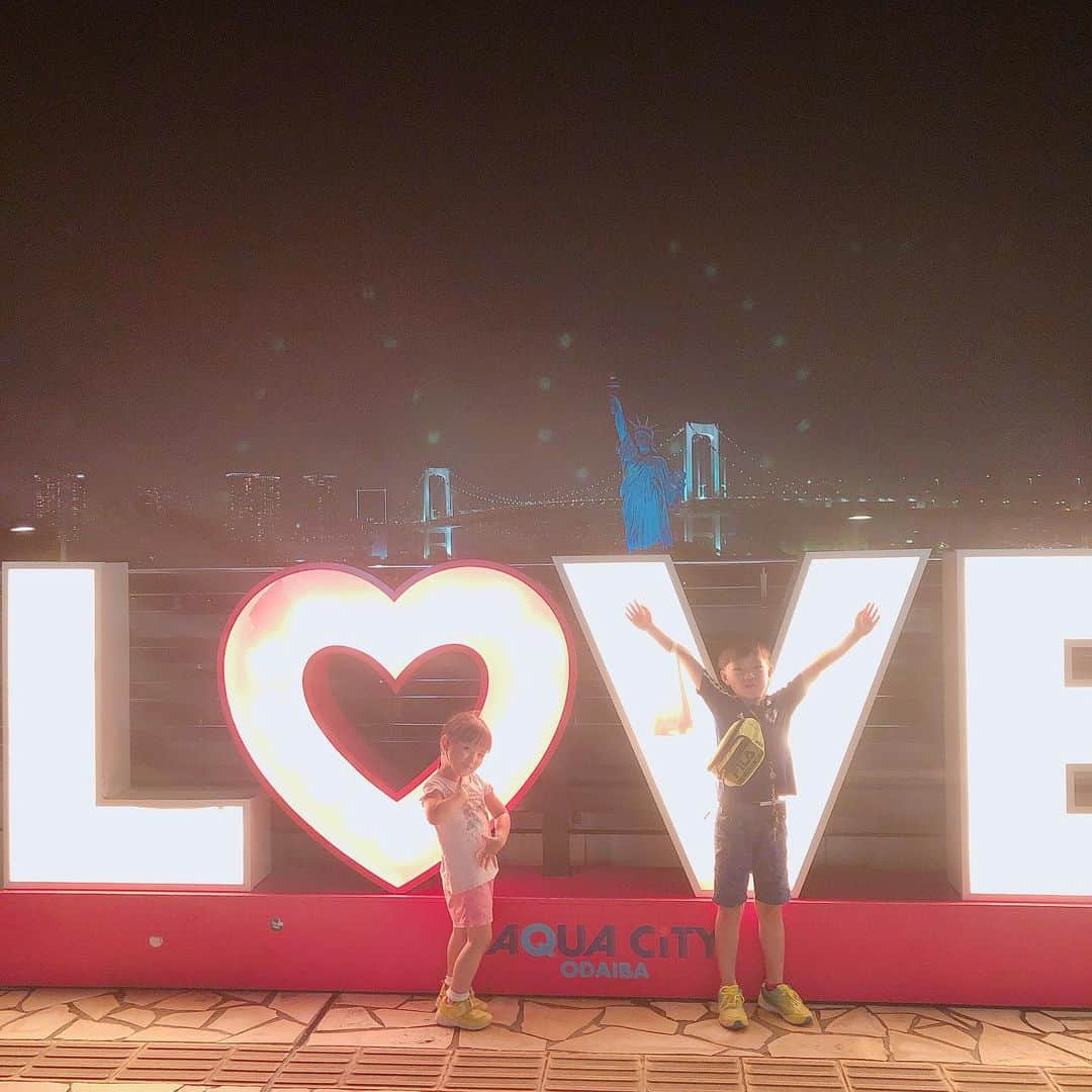 山内智恵さんのインスタグラム写真 - (山内智恵Instagram)「ファミリーでお台場デート💖 ・ ・ 夜は涼しくなるから 嬉しい🎶 ・ ・ ママと手を繋がないで❣️ 抱っこしないで❣️ って、兄妹間の嫉妬ハンパないっ😂 ・ ・ あのね〜 君たちは同じママのお腹の中から 生まれたんだから 仲良くしなよ〜😅 ・ ・ 何度言い聞かせても 2人はライバル心メラメラです💖 ・ ・ 可愛いとこでもあるね ・ ・ そこに愛はあんのかい⁉️ ・ ・ 愛はここにあります💖💖💖 #山内智恵 #マキろん #お台場 #家族 #デート #兄妹 #2人はライバル #愛はここにある #love」8月5日 2時11分 - chie_yamauchi