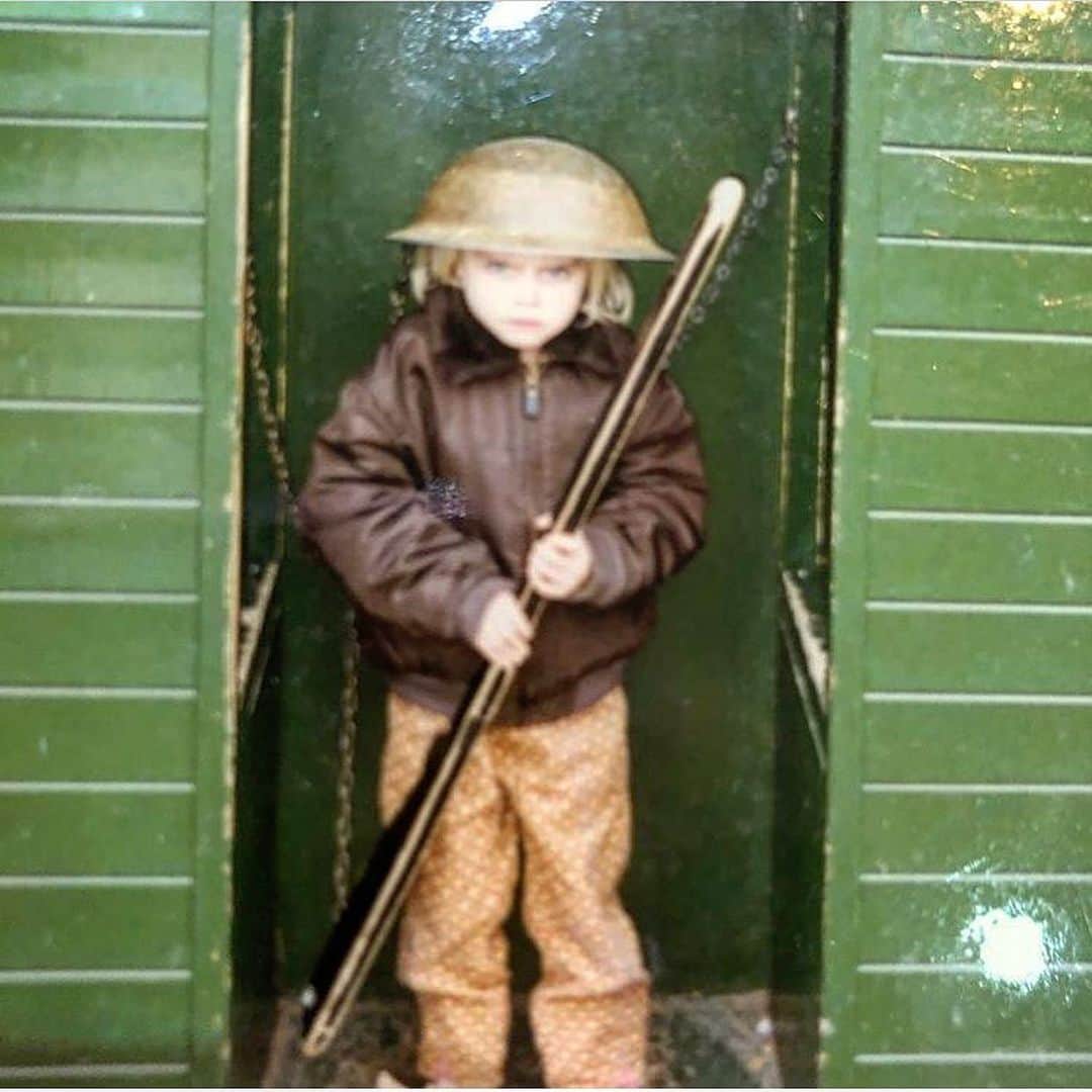 カーラ・デルヴィーニュのインスタグラム：「Don’t mess with a munchkin #tbt #MOOOOOD」
