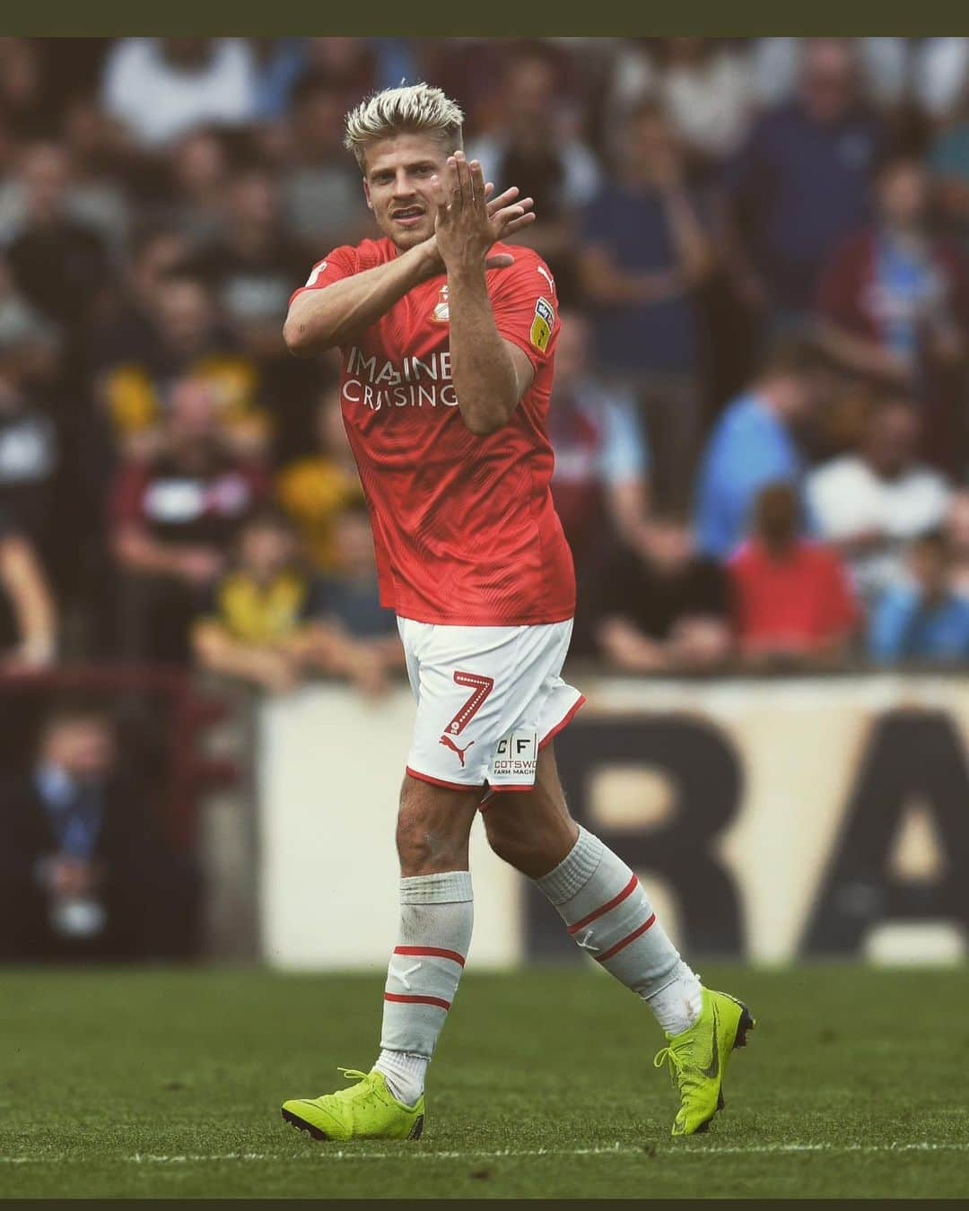 ロイド・イスグローヴさんのインスタグラム写真 - (ロイド・イスグローヴInstagram)「Swindon debut 2-0 away win 💥 frustration of last season came out when first goal went in 😌hope the lino is okay 🤦🏼‍♂️#7️⃣」8月5日 2時04分 - lloydisgrove