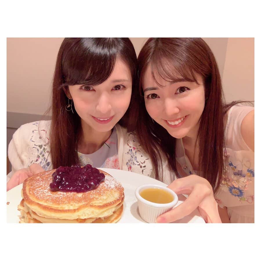 川村優希さんのインスタグラム写真 - (川村優希Instagram)「欲望がまた一つ叶いました✨ 松本あゆ美ちゃんとずーっと行きたかったクリントンストリートベイキングカンパニーへ🍽 . 念願のパンケーキは生地がふんわり甘さ控えめでこれだけでも美味しい💓さらにメープルバターをかけるとブルーベリーの酸味と混ざって最高に幸せな味でした！ ケールサラダとベッグエネディクトも絶品😌 . . #松本あゆ美 ちゃん #クリントンストリートベイキングカンパニー #パンケーキ #メープルバター #エッグベネディクト #ケールサラダ #表参道 #表参道グルメ #clintonstreetbakingcompany」8月4日 20時40分 - yuki.kawamura.official