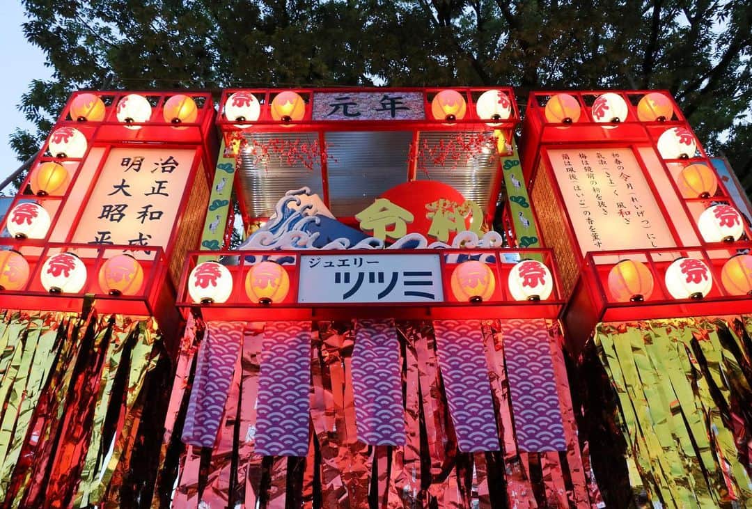 さいたまつりさんのインスタグラム写真 - (さいたまつりInstagram)「【わらび機まつり】﻿ 日が暮れて飾りに明かりが灯されました☆  夜風に揺れる七夕飾りには風情があり、街には幻想的な景色が広がります。  昼間と違った顔が観れるのも、わらび機まつりならではですね♫  #さいたまつり #埼玉 #festival  #祭り #saitamatsuri #お祭り #写真好きな人と繋がりたい #ファインダー越しの私の世界 #お祭り写真 #お祭り写真部  #わらび #蕨  #warabi #七夕」8月4日 20時41分 - saitamatsuri