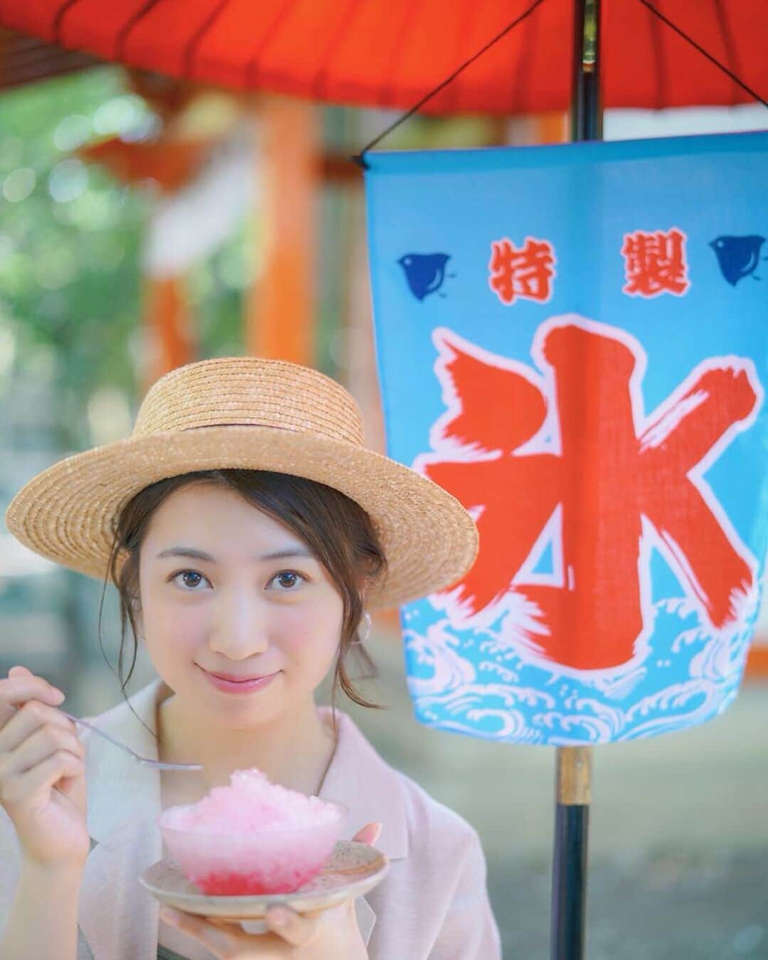 mikicoco00のインスタグラム：「* * 夏😋🍧 *  昔ながらのかき氷♡ とドヤ顔🤭笑 * 今年の夏も楽しみましょうね👩‍🌾🍉🎐 * * * #かき氷#かき氷巡り#イチゴ#夏祭り #ドヤ顔#レトロ#夏#帽子#8月#summer#uniqlo #セットアップ#ベージュコーデ #リネンコーデ #アースカラー」