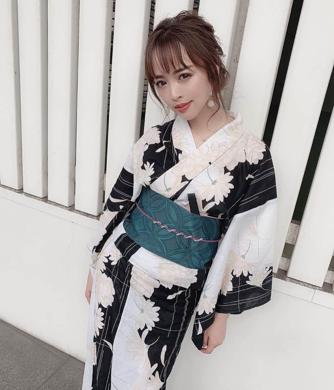 のインスタグラム：「今年初浴衣❤️﻿ ﻿ ﻿ 今年の浴衣は、 Tika﻿♡ @dress_tika ﻿ 今年は大人に♡シックなのをチョイスしてみました💓﻿ ﻿ ﻿ 横浜の花火大会へ行ってきたけど、﻿ 綺麗すぎて感動しました♡♡﻿ ﻿ ﻿ やっぱり花火には浴衣ですね✨✨✨﻿ ﻿ ﻿ また浴衣着てお祭り行きたいなー♡」