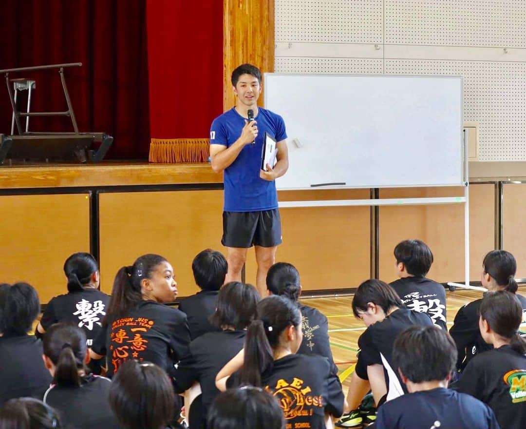 本間隆太のインスタグラム：「. . . 土、日曜日と神奈川県でバレーボール教室してきました！ 土曜日は地元相模原市で選抜された40名程を対象にJr.アスリート育成プロジェクトとして指導させていただきました。一生懸命取り組んでくれ、とても有意義な時間を過ごすことができました。 日曜日は神奈川県1位の石田Jr.にお声かけしていただいたので子供達とバレーボールをしてきました。 未来ある子供達と2日も一緒にバレーボールできて幸せです！ ただ両日共にエアコン無しの体育館だったので、熱中症寸前でした。。🥵 これからさらに暑くなると思うので、皆さん体調管理には気をつけましょう^ ^  #バレーボール  #バレー教室 #jtektstings  #本間隆太  #熱中症」