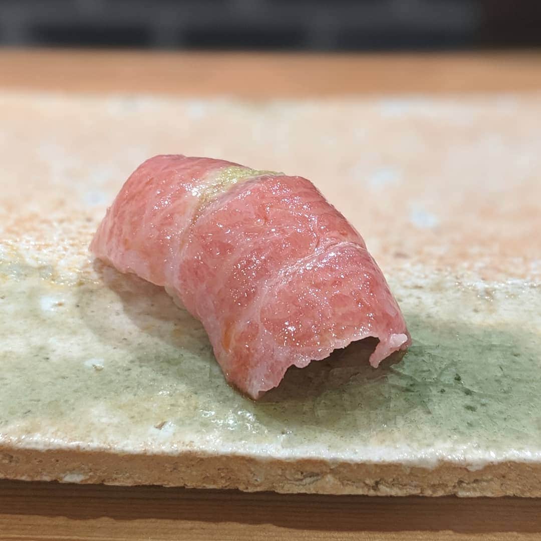 Masayasu Moritaのインスタグラム：「#鮪 #まぐろ #maguro #tuna #麻布グルメ #tokyo #東京 #鮨 #sushi #もりたま飯 #foodie #foodgasm #foodphotography #foodstagram #美食 #delicious #tasty #instafood #グルメ #food #yummy #foodporn #デリスタグラマー #グルメな人と繋がりたい #寿司好きな人と繋がりたい」