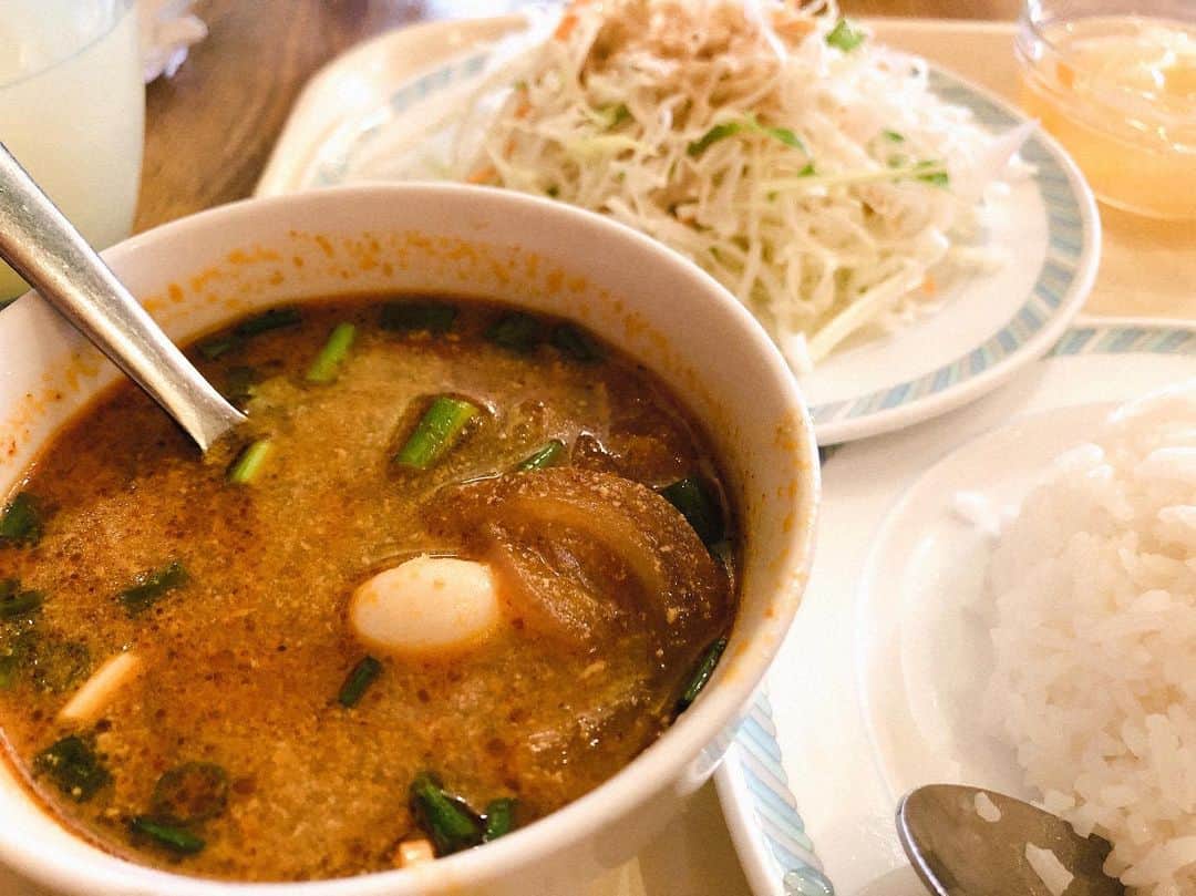 渡辺梨夏子さんのインスタグラム写真 - (渡辺梨夏子Instagram)「タイ料理は元気になるネ☺︎ ☺︎ ２回目の天気の子 鑑賞。 作品について、いろいろ話し（話され）つつ... 遅めランチはタイフード☺︎☺︎ ボリューミーかつ映え♡な、カオソーイ（カレーラーメン）と間違いなく大正解のグリーン&レッドカレー！トムヤンクンみたいな？スープも美味しかった。友達の友達の写真展にも遊びに行って、のんびりな日曜日☀︎ #thailand #thaifood #lunch#sunday#weekend」8月4日 20時49分 - riiiico462