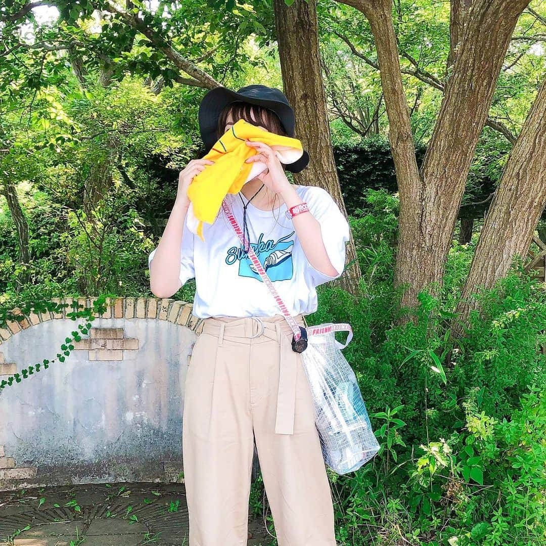 かほこ。さんのインスタグラム写真 - (かほこ。Instagram)「ㅤㅤㅤㅤㅤㅤㅤㅤㅤㅤㅤㅤㅤ ㅤㅤㅤㅤㅤㅤㅤㅤㅤㅤㅤㅤㅤ T-shirt : #sumika pants : #freaksstore bag : #フレンズ hat : #thenorthface sneakers : #無印良品 ㅤㅤㅤㅤㅤㅤㅤㅤㅤㅤㅤㅤㅤ ロッキンのときの。暑さで顔がやばい。 ズボンの下にはエアリズムのレギンス履いてます。でも暑かった。いいのか悪いのかはよく分かりません。 ㅤㅤㅤㅤㅤㅤㅤㅤㅤㅤㅤㅤㅤ 長ズボン暑くないですか？ってたくさん質問もらいました。わたしは足太くて出したくないのと、焼けたくないので長ズボンにしたけどたぶんもう何着てても暑いと思う（笑） ㅤㅤㅤㅤㅤㅤㅤㅤㅤㅤㅤㅤㅤ このノースフェイスの帽子かわいかった〜❤夕方からはズーカラデルのTシャツに着替えたよ！ ㅤㅤㅤㅤㅤㅤㅤㅤㅤㅤㅤㅤㅤ #kaho_fashion #rockinjapan #ロッキン」8月4日 20時49分 - xxokohakxx