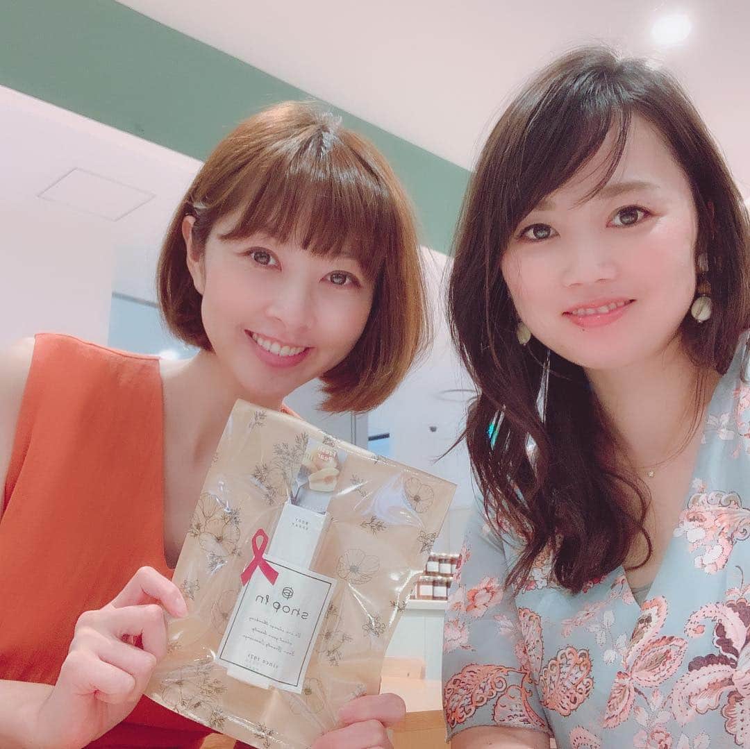 相沢礼子さんのインスタグラム写真 - (相沢礼子Instagram)「@picori_0909  なおさんと #ローズベーカリー で 美味しい #サラダ 🥗たくさん食べました^ ^  サプライズで、なんと、 #誕生日 #プレゼント 下さいました💕🎉 すご〜く良い香りで嬉しいです^ ^  あと、#福山雅治 さんも #お勧め してるらしい、 #大福 のお土産も頂きました🎉ありがとうございまーす😊  帰ってから食べよっと😆❤️ #layeredfragrance  #freshpear #bodyspray  #喜久福  #生クリーム大福 #銀座 #カフェ #cafe #女子会 #相沢礼子」8月4日 20時50分 - reikoaizawa828