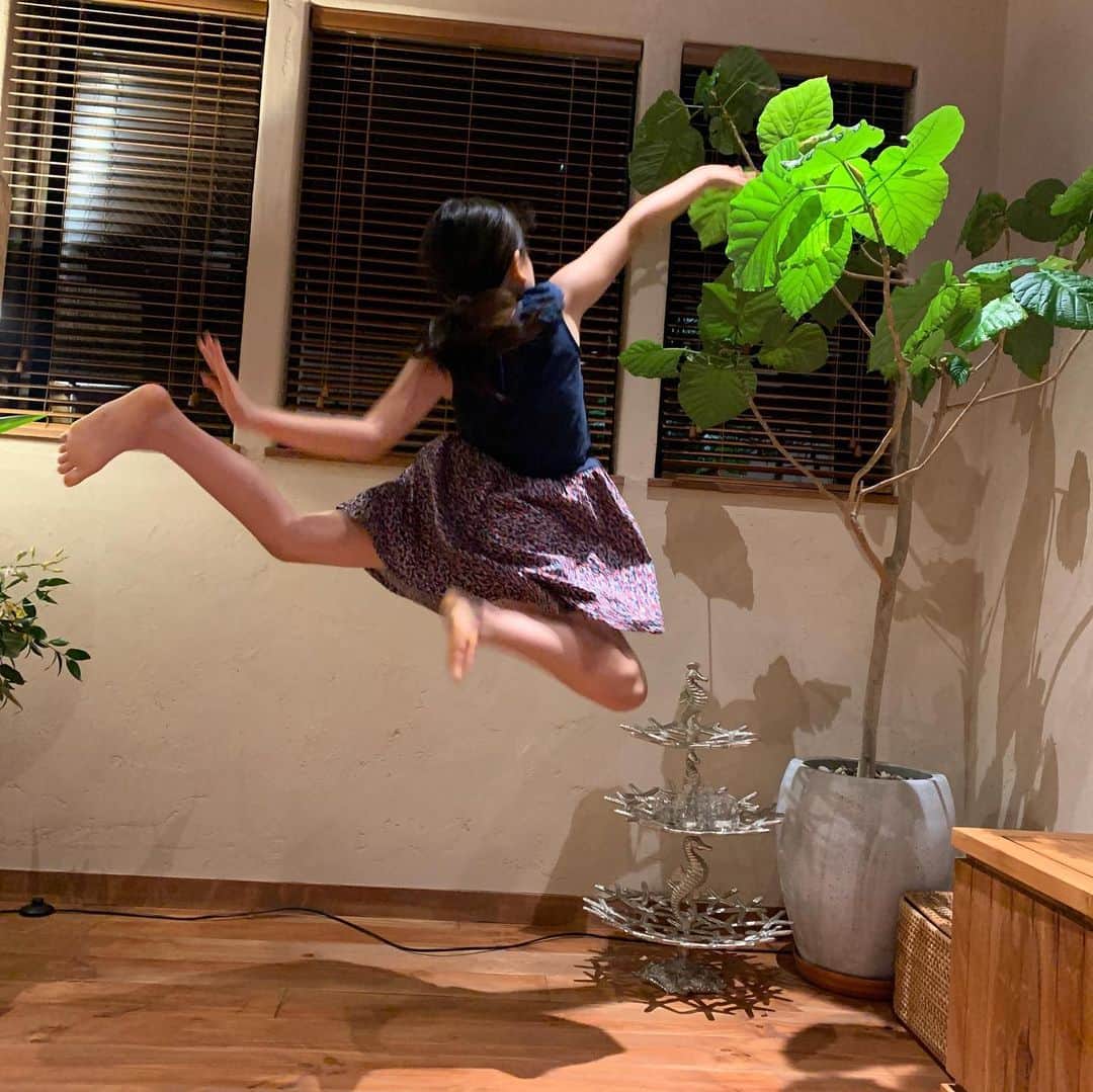 河島あみるさんのインスタグラム写真 - (河島あみるInstagram)「イッテQでやってた 浮遊写真に挑戦🐥 #浮遊写真#イッテQ#新体操娘」8月4日 20時53分 - amiru_kawashima