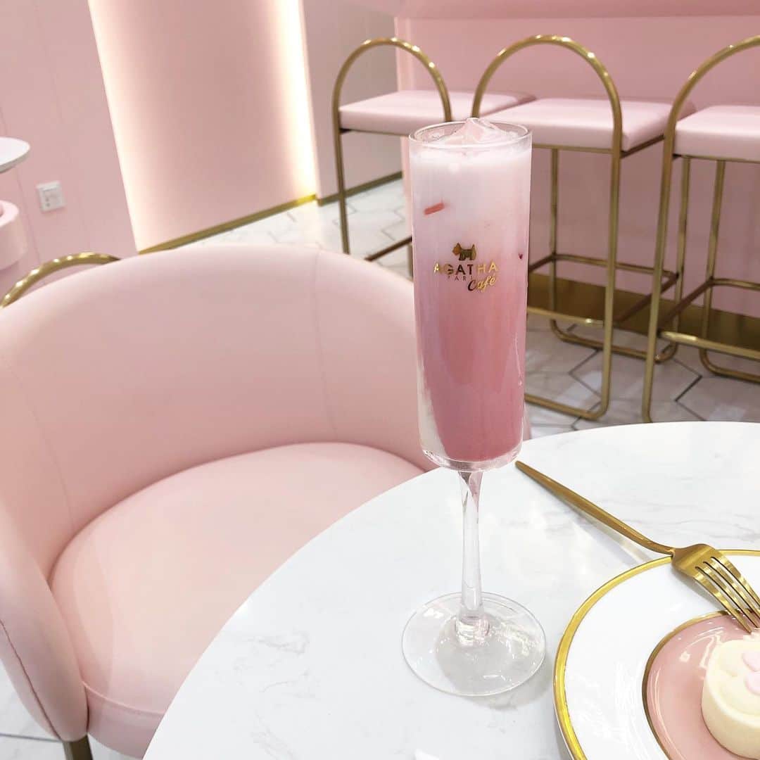 のインスタグラム：「店員さんがサービスってくれたいちごラテ🍓🍼 甘くてびっくりしたけど、 ピンクでとってもかわいかった😌    #AGATHA #agathacafe #shanghai #shanghaifood #上海旅行 #上海カフェ #フォトジェニックカフェ #ピンクカフェ #おしゃれカフェ巡り #ピンクカフェ #スウィートインスタ」