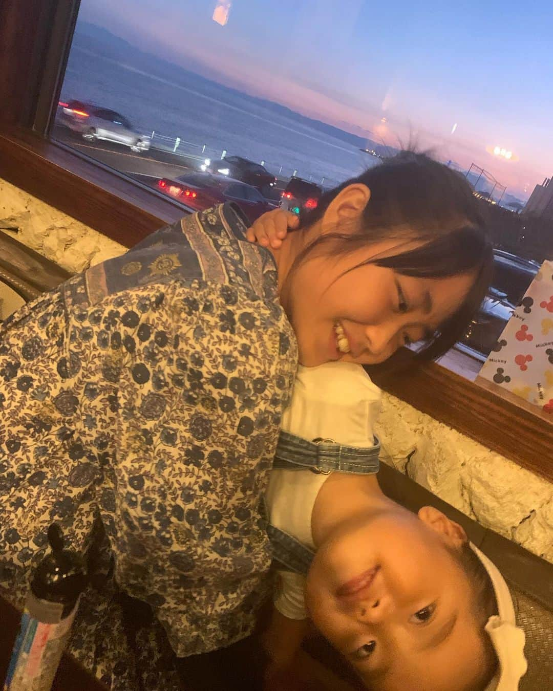 NANAさんのインスタグラム写真 - (NANAInstagram)「癒し効果ハンパないあやちゃん親子とご飯🥰ひなせはりみたんに何回か会ってたけどまる子はタイミング合わなくて会えてなかったからやっと会えた🥺まる子がずっと珊瑚礁のアンチョビポテトが食べたいって言ってたから珊瑚礁に☝️部活引退して行ける所も増えるね！ ☆ ☆ ずっと可愛い〜って連呼ねwしまいに「マミーもう1人頑張ってよ」とか無理難題を言い出すって言うね😂 ☆ ☆ 海とまる子とりみたん‪⸜❤︎⸝‬ ☆ サンセットも綺麗だったし、まる子は間違いなく気分転換になってた🥰 ☆ ☆ まる子、りみたんがきっとおダンゴで来ると思うからっておダンゴしてた🥺 ☆ ☆ ちょっと行けばすぐ海があるって本当に幸せね🥰海がある生活に感謝🙏🏻💕⤴︎ ☆ 明日からまた頑張ろー💪めちゃめちゃめちゃめちゃもりもり食べた🤗 ☆ ☆ thanks @beachbum_aya ‪‪❤︎‬" ☆ #珊瑚礁#七里ヶ浜#shonan#湘南#癒し#癒し効果#受験生#気分転換#girls#サンセット#lifestyle#love#海のある生活  #夏休み#jc3#姉妹みたい#可愛いね#女の子」8月4日 20時58分 - nana1977hs