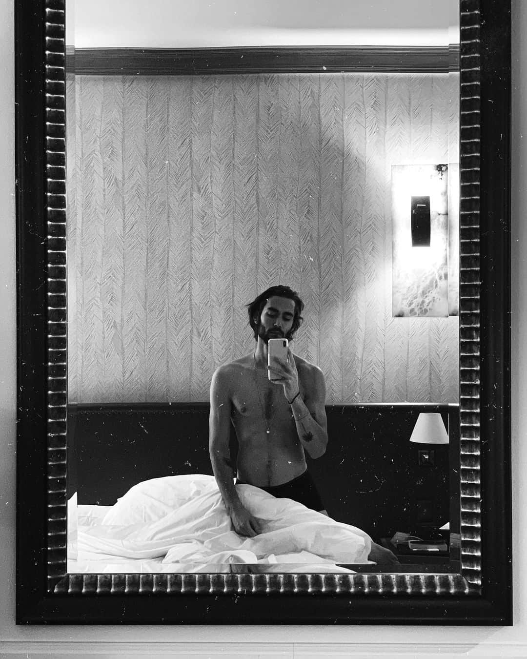 NICOLAS SIMOESのインスタグラム：「Sunday’s mood in bed 😴✨」