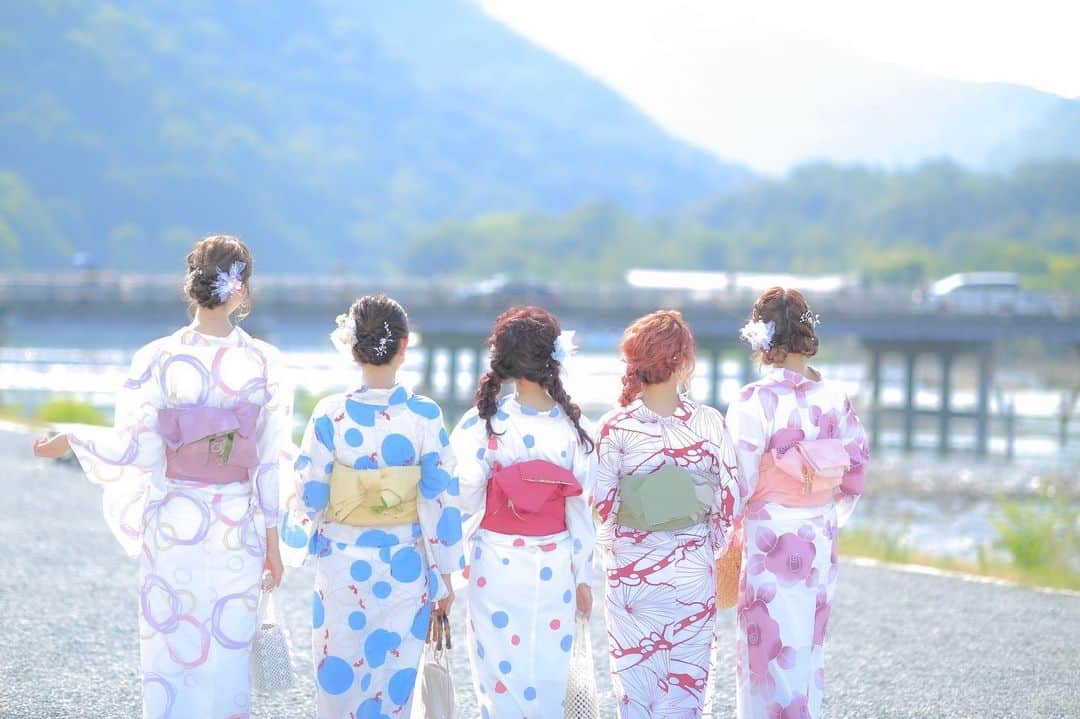 SHIHORINさんのインスタグラム写真 - (SHIHORINInstagram)「京都大阪旅行♡﻿ ﻿ みんなで嵐山散策〜👘﻿ ( @rikawafuku )の浴衣レンタルしたよ♡﻿ ﻿ ﻿ 京都の暑さは半端なかった🥺🤣💭扇風機必須🎐﻿ かき氷食べたり🍧たくさん休憩しながら満喫した🍡✨﻿ ﻿ 載せたい写真がいっぱいだ〜😍﻿ しばらくお付き合いください☺️﻿ ﻿ ﻿ #めぐかなしほりいちい﻿ #京都旅行 #女子旅 #京都 #嵐山 #渡月橋 #浴衣 #浴衣レンタル #着物レンタル #浴衣ヘアアレンジ #浴衣ヘア #パールバッグ #クリアバッグ #カゴバッグ#kyoto#arashiyama#yukata#kyototrip#tabijyo」8月4日 21時00分 - shihoriiin49