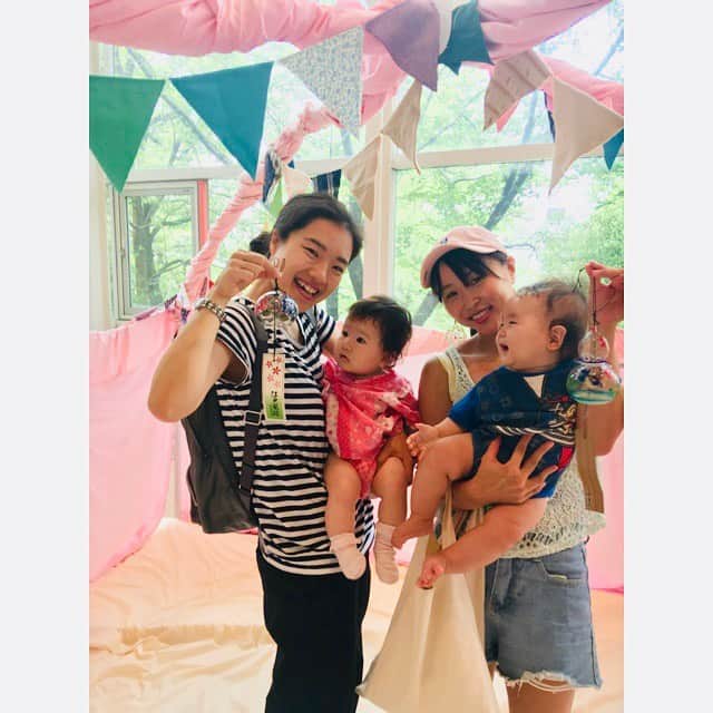 のインスタグラム：「💛 BABYの森 @ 国立オリンピック記念青少年総合センター 💛 ・ emiriちゃん＆yuushinは、とっても仲良し👶🏻❤️👶🏻 偶然、甚兵衛で揃えたみたいになって夏祭りデート風👶🏻❤️👶🏻 月齢近いから、いい感じに遊んでくれてる💓💓 ・ ママ達も楽しめる内容で、がっつり遊べたょ👩🏻👶🏻❣️ ・ 明日までやってるから、是非遊びに行ってみてー😉👍👶🏻❣️❣️ ・ ・ #babyの森 #enjoy  #friend #5ヶ月ベビー #8ヶ月ベビー #甚兵衛 #仲良し #アンパンマン #産まれてきてくれてありがとう  #ママ友 #👶🏻 #baby #boy #family #happy #smile  #emiri #yuushin #cute #🤱🏻 #宝物 #mylove #iloveyou #愛してる」
