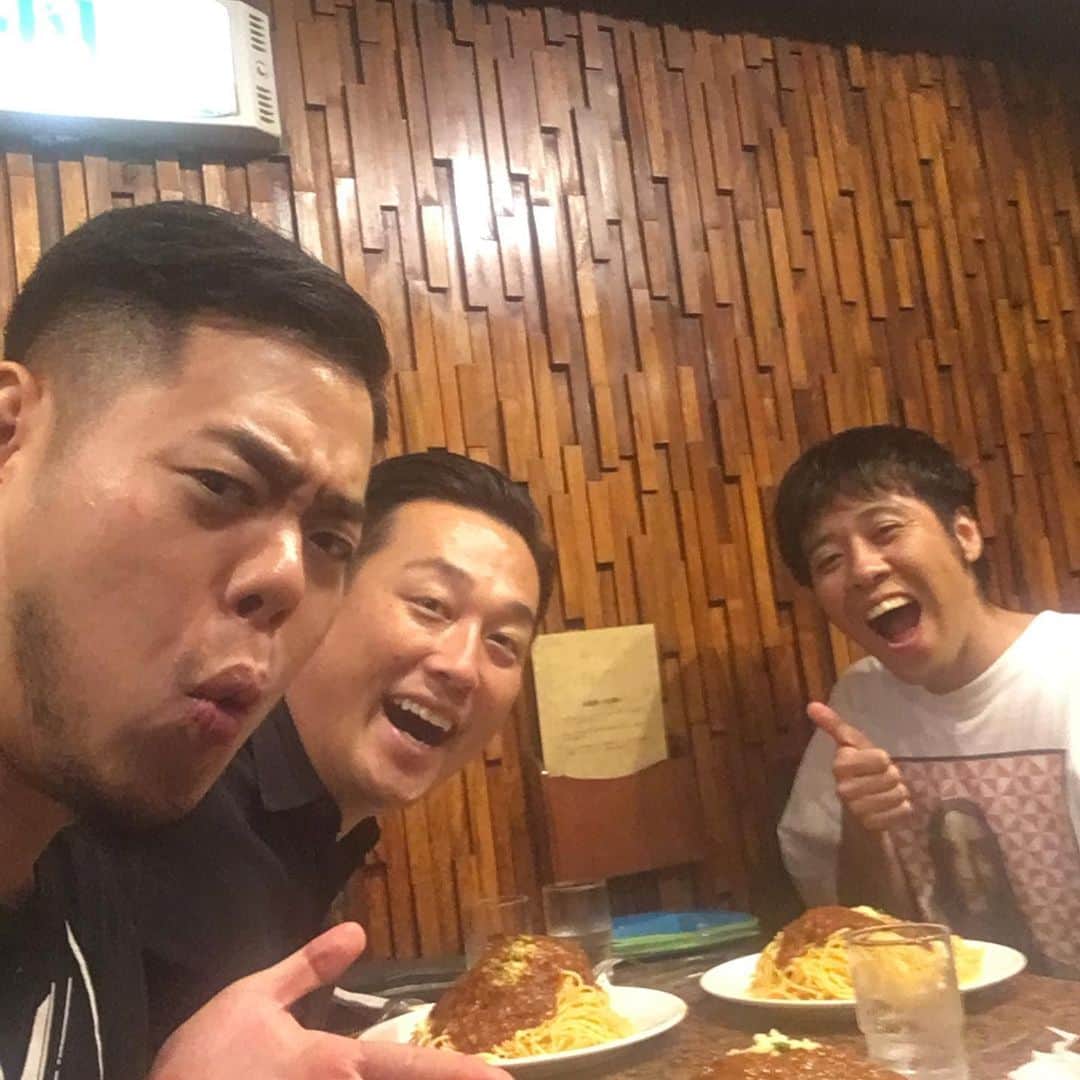 田崎佑一のインスタグラム：「愛媛の空き時間によしたかさんに連れて行って頂きました。美味すぎて誰も喋りませんでした！愛媛のミートソースは甘くてクセになる味✨✨✨よしたかさん、ご馳走さまでした！ギャロップの毛利さん？もご満悦です。」