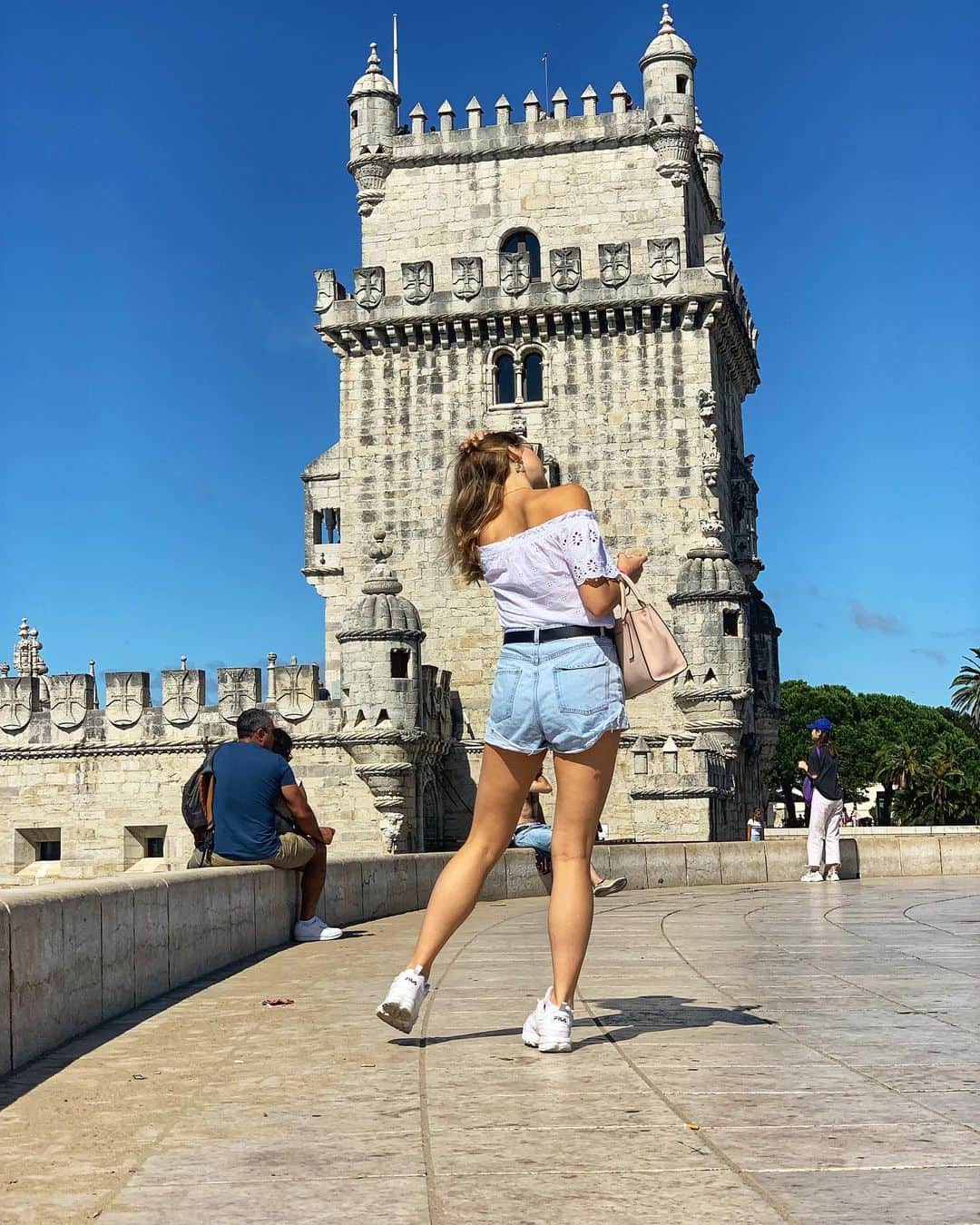 マリナ・デュランダさんのインスタグラム写真 - (マリナ・デュランダInstagram)「Belém Tower (Portuguese: Torre de Belém), officially the Tower of Saint Vincent is a 16th century fortification located in Lisbon that served both as a fortress and as a ceremonial gateway to Lisbon. ☝🏻 #travel #guide #portugal #lisbon #masterclass #durunda #enjoy #sunny #weekend」8月4日 21時09分 - dmarishka