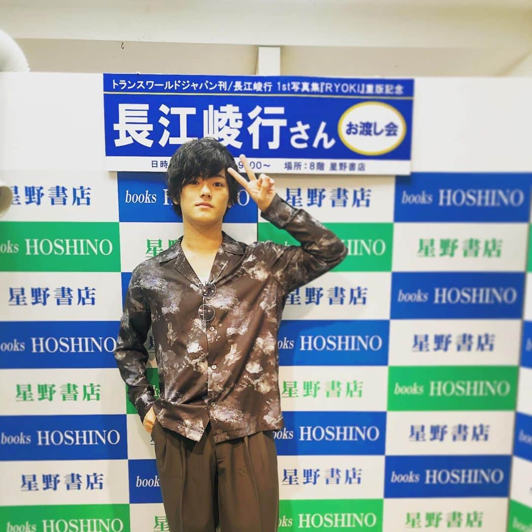 長江崚行のインスタグラム：「写真集重版イベントin名古屋！ ありがとうございました！  ブログにも書こうと思ってますが、名古屋の皆様本当に暖かかった…！ 初めてイベントで訪れたのですが、来れてよかったなと心から思いました。  久しぶりにチャラついた格好してみました。柄シャツにハマってます。  皆様どうもありがと〜！！」