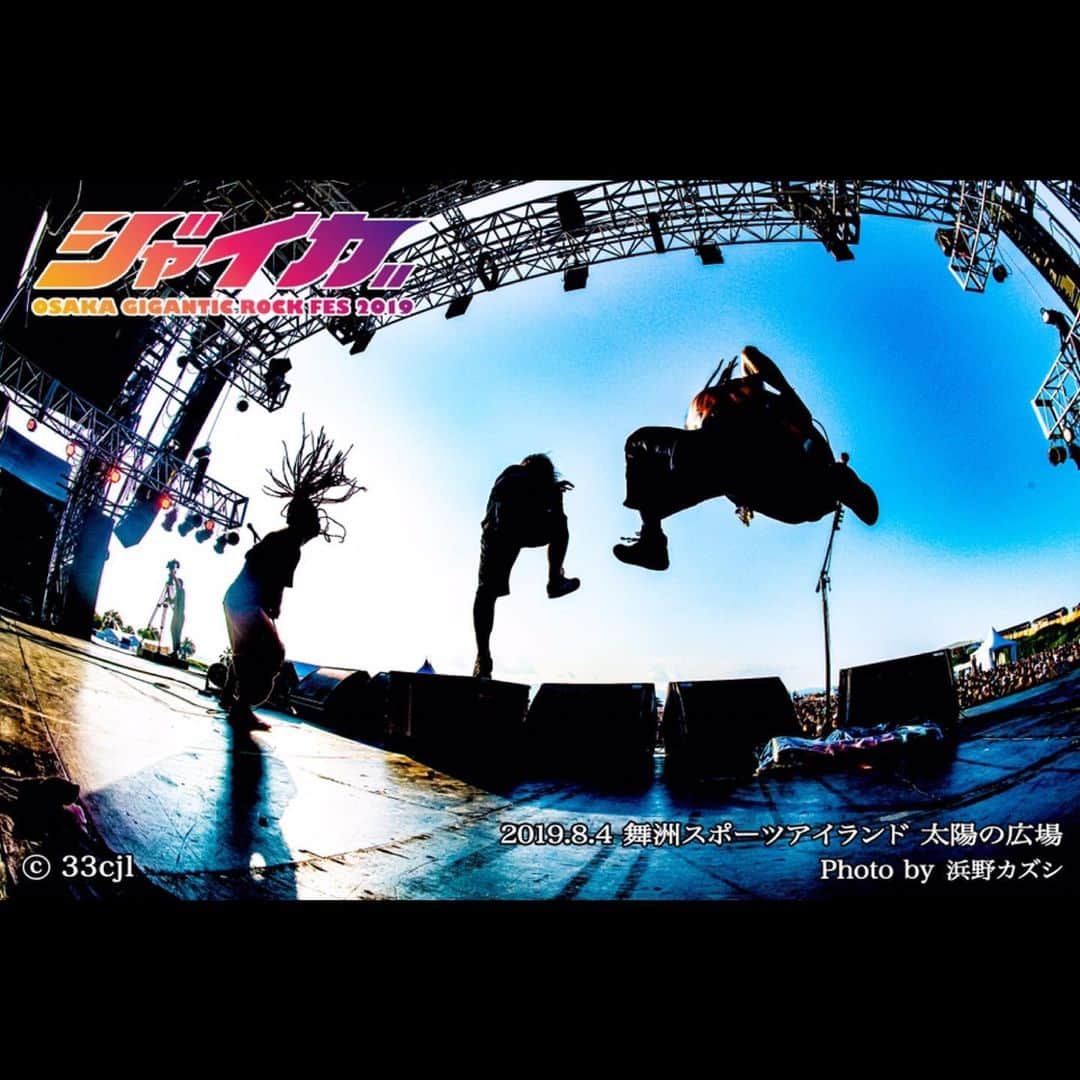 マキシマム ザ ホルモンさんのインスタグラム写真 - (マキシマム ザ ホルモンInstagram)「本日8月4日(日) は、大阪 舞洲スポーツアイランドにて開催された“ジャイガ OSAKA GIGANTIC ROCK FES 2019”への出演でした。﻿ ﻿ 雲なく晴れ渡った青空のもと、気温は33〜35度！﻿ 遮蔽物のない海辺の会場に照りつける厳しい太陽に負けることなく、初出演となるジャイガに初っ端から「恋のメガラバ」を叩きつけて腹ペコを奮い立たせていくホルモン。﻿ 続く「maximum the hormone Ⅱ」でもナヲちゃんのお立ち台でのダンスに大きな歓声が上がっていました。﻿ ﻿ ナヲちゃんと上沼恵美子さんの写真を並べて判別するクイズが出題される一幕なども挟みつつ(笑)、会場が一体になっての「my girl」膣ジャンプ！﻿ バイブスも高まり、ラストの「恋のスペルマ」では砂嵐が起こるほどのサークルが出現！﻿ ﻿ 夏の暑さに負けないくらいアツいステージにお集まり頂いた皆様、ありがとうございました。﻿ 本日のライブ写真は10枚！﻿ 是非ともご覧下さい。﻿ ﻿ byミミカジル テラ﻿ ﻿ #マキシマムザホルモン﻿ #ジャイガ﻿ #ナヲちゃんは大阪城には住んでませんw  Photo by @hamanokazushi」8月4日 21時11分 - mth_official_33cjl