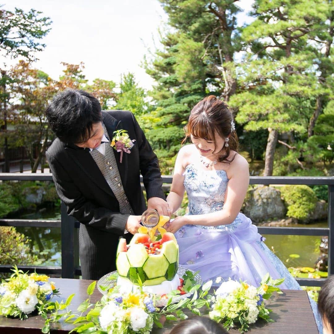 小林樓《新潟県見附市：結婚式場》さんのインスタグラム写真 - (小林樓《新潟県見附市：結婚式場》Instagram)「ん？？サッカーボール？スイカ？？ 「新郎新婦✖️小林樓」夏のオリジナル演出♡ #小林樓#結婚式#wedding#ウェディング#和モダン#結婚式レポ#大人女子#大人可愛い#大人婚#可愛い#日本庭園#JapaneseGarden#和婚#白無垢#色打掛#新潟県#新潟#見附市#見附#中越#和婚をもっと盛り上げたい#新潟プレ花嫁#新潟卒花嫁#新潟花嫁#新潟プレ花嫁#プレ花嫁#卒花嫁#新潟花嫁#思わず写真を撮りたくなる結婚式」8月4日 21時12分 - kobayashirowedding