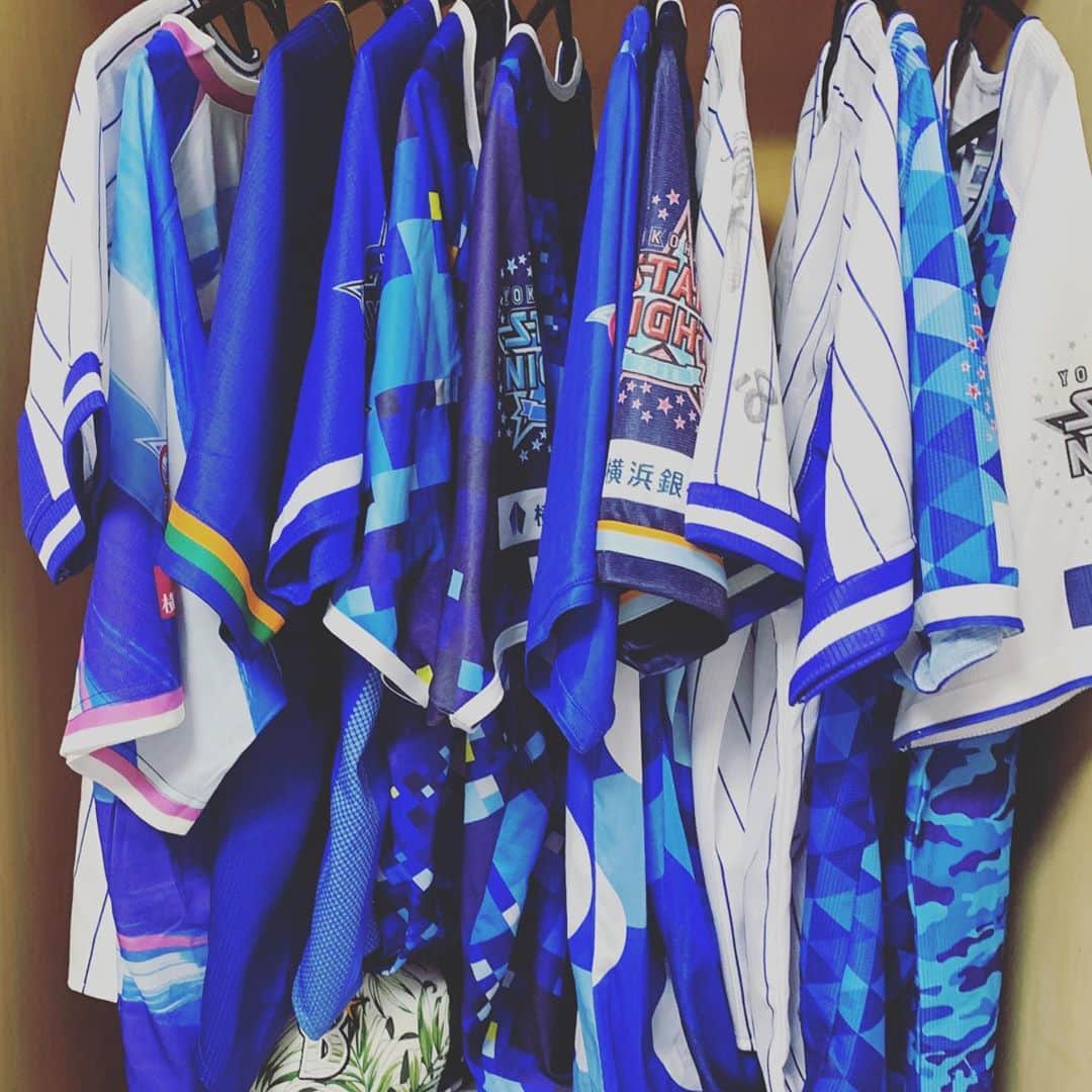 のインスタグラム：「今夜はすごい興奮した試合でした🤣 明日も全力応援だ✨ 応援グッズが更に増えてきた 今日この頃🤗  #横浜ベイスターズ  #激アツ #ユニフォーム専用クローゼット」