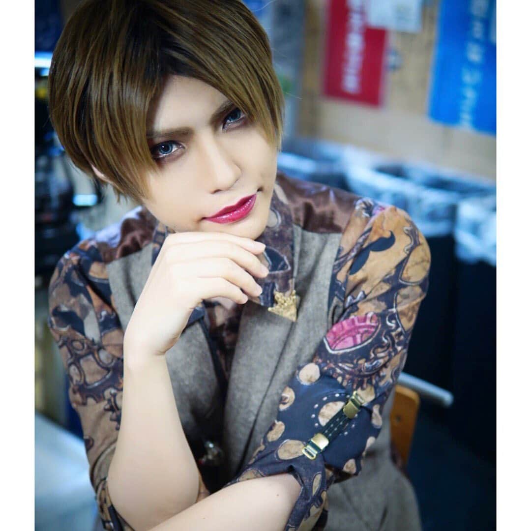 のインスタグラム：「2019.08.04 「みんなのおと」新潟GOLDEN PIGS BLACK STAGE  #ユナイト  #vocal  #結  #visualkei  #band  #夏のワンマンツアー #みんなのおと新潟 #新潟goldenpigsblackstage  #衣装 #etbb  #赤リップ #ありがとう」