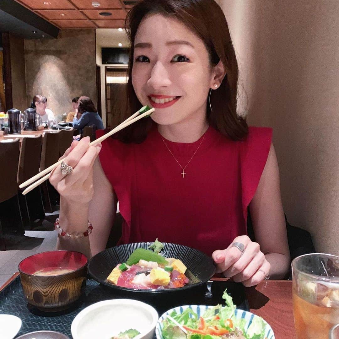 石井亜美さんのインスタグラム写真 - (石井亜美Instagram)「🥒 . せっかく美味しい海鮮丼に出会ったので それを美味しく頂いてる写真をお届けしたかったものの.. . “野菜から食べる”が習慣付きすぎて キュウリを食べている写真になってしまいました🤦🏼‍♀️ #んで最後の表情はなんなんだwww #ハッピーダイエッター #野菜から食べる #体型維持の基礎だと思っておる #ここのランチおすすめ . . #lunch #omotesando #aoyama #mercuryduo」8月4日 21時21分 - ami_ishii_