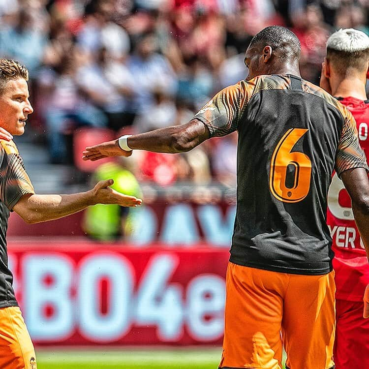 バレンシアCFさんのインスタグラム写真 - (バレンシアCFInstagram)「Gameiro doesn't miss! ✴✴ . @kevingameirooff 🔛 ➕ equipo . ¡Seguimos 🤜🏼🤛🏼! #b04vcf . #valenciacf #vcfontour #amuntvalencia #」8月4日 21時25分 - valenciacf