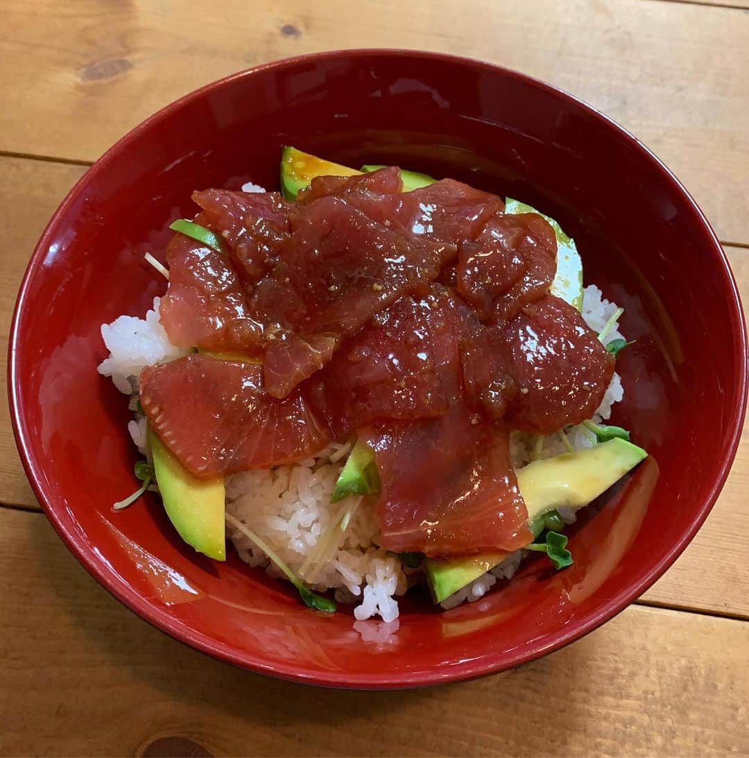 のインスタグラム：「たまには食事の写真。 滅多に載せないよ。 自分で作った漬け丼。 自分で焼いたさざえ。 おじさんがやっている銀座で食べた焼肉。 近藤六のお母さんがくれた大分のギョロッケ。 どれも、美味しゅうございました。  #まぐろ #漬け丼 #さざえ #さざえつぼ焼き #銀座 #焼肉 #銀座パシフィックビル #大分 #ギョロッケ」