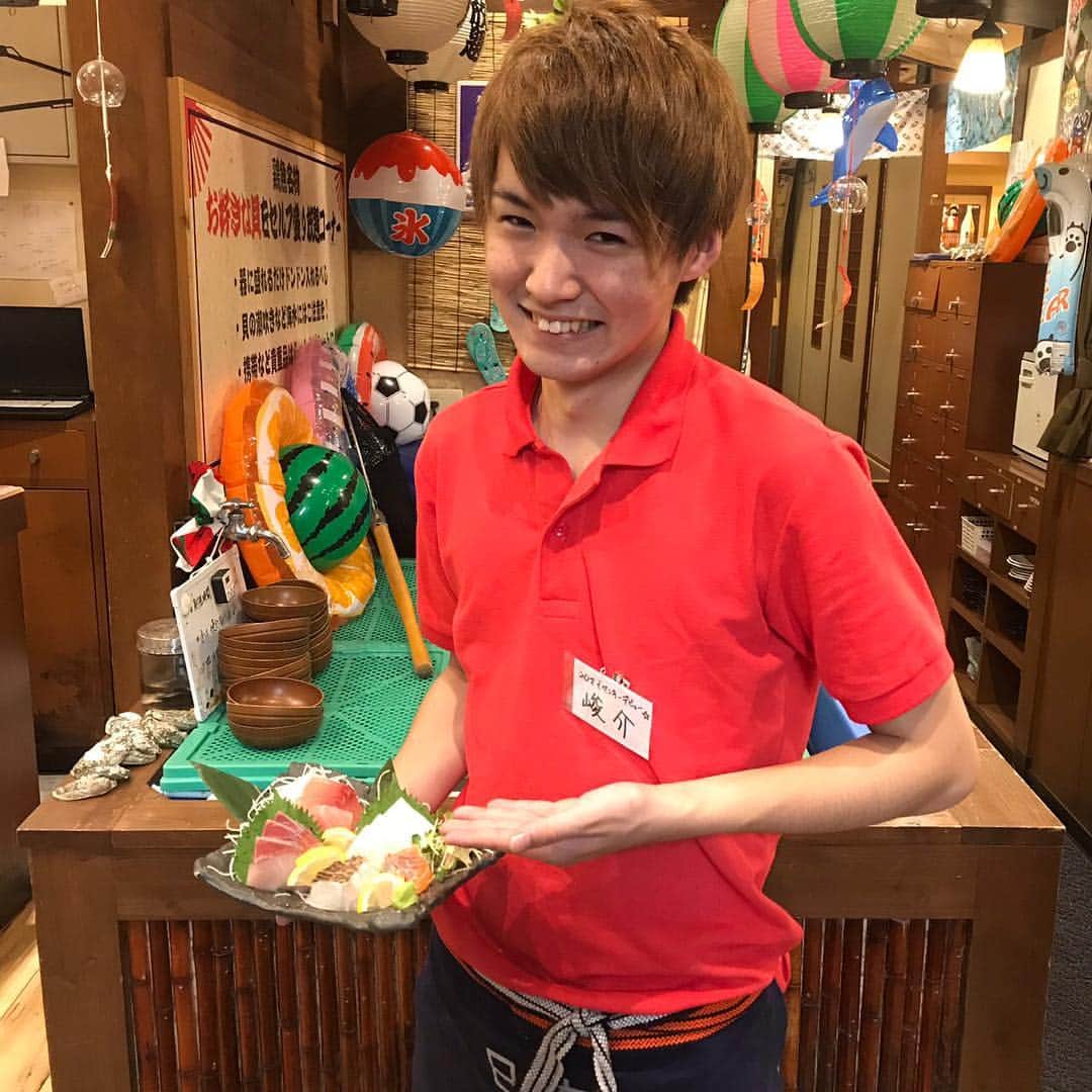 鶏魚 谷町のインスタグラム：「鶏魚です！しーちゃんです🎶 鶏魚のアイドルスタッフが、美味しい料理を運んでくれますよ♡ #しゅんちゃん #アイドル #鶏魚 #大阪 #谷町四丁目 #駅近 #セルフ飲み放題 #地域最安値 #コース #座敷 #個室 #貝盛り放題 #ガンガン焼き #あさり #はまぐり #ホンビノス貝 #牡蠣 #さざえ #飲み会 #女将」