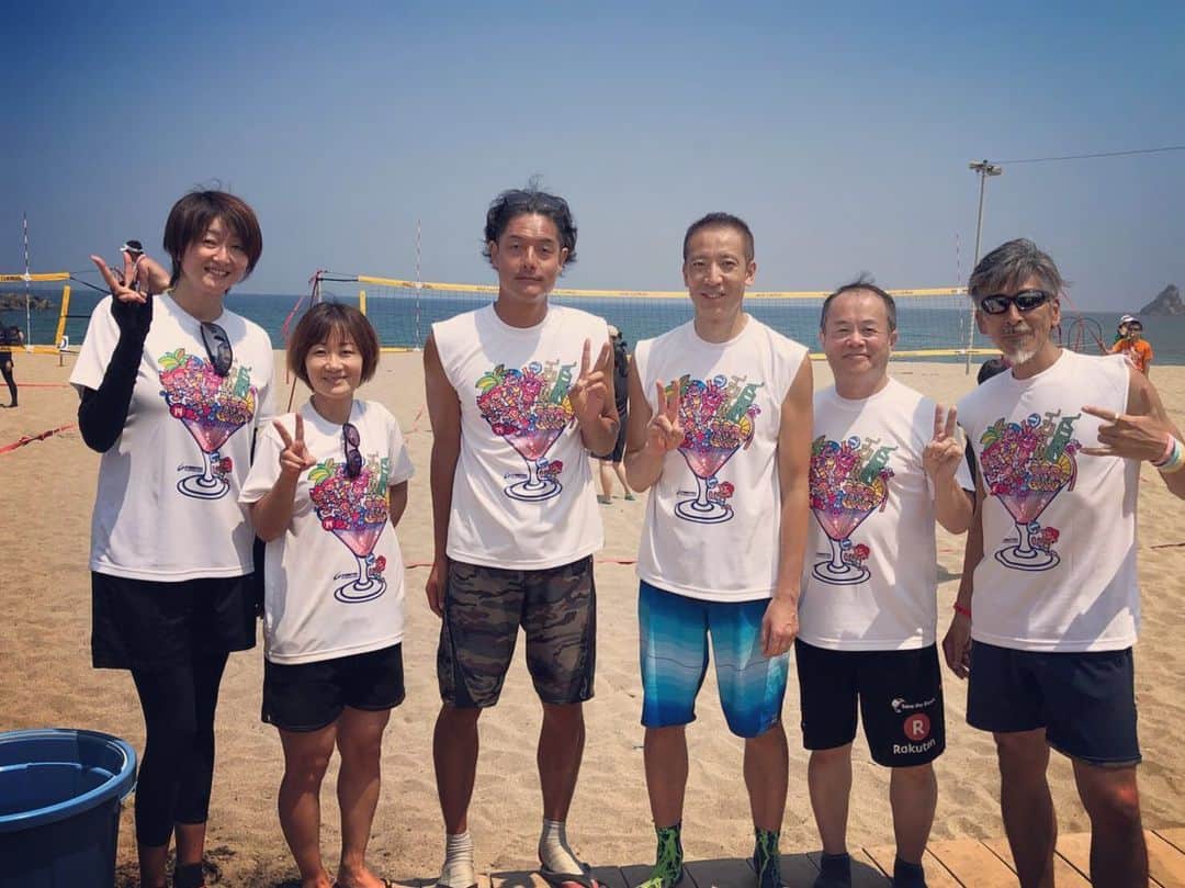 佐野優子のインスタグラム：「. 毎年恒例の新温泉町ビーチイベント🏖 . ゲストTシャツが毎度可愛いんです👕 . #新温泉町 #浜坂県民サンビーチ  #びーちふぇすた  #Tシャツ #tshirts」