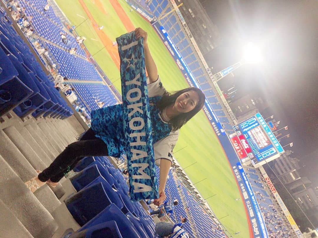 のインスタグラム：「ベイスターズ勝ちました！！！🌠🌠🌠 首位と0.5ゲーム差！ 巨人に3連勝！ 石川雄洋選手の1000本安打達成！ うれしすぎます！！！ \(❁´∀`❁)/ 次は広島戦だ！！！ #過去pic  #baystars #勝利#ハマスタ#横浜#横浜denaベイスターズ #野球#baseball #野球観戦 #野球女子 #ベイスターズ#横浜スタジアム#victory #happy」