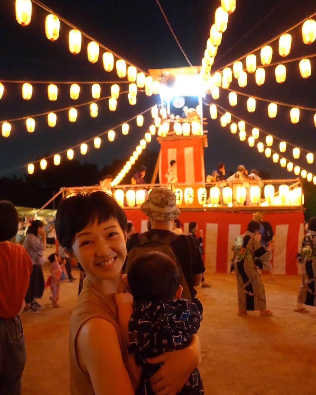 百千糸のインスタグラム：「近所の小学校の盆踊りへ。 夏らしいことを感じさせたかったので、甚平を着せて太鼓の音を聴いて踊ってきました！！ そして今日も今日とて頭隠して尻隠さずな日。笑笑」