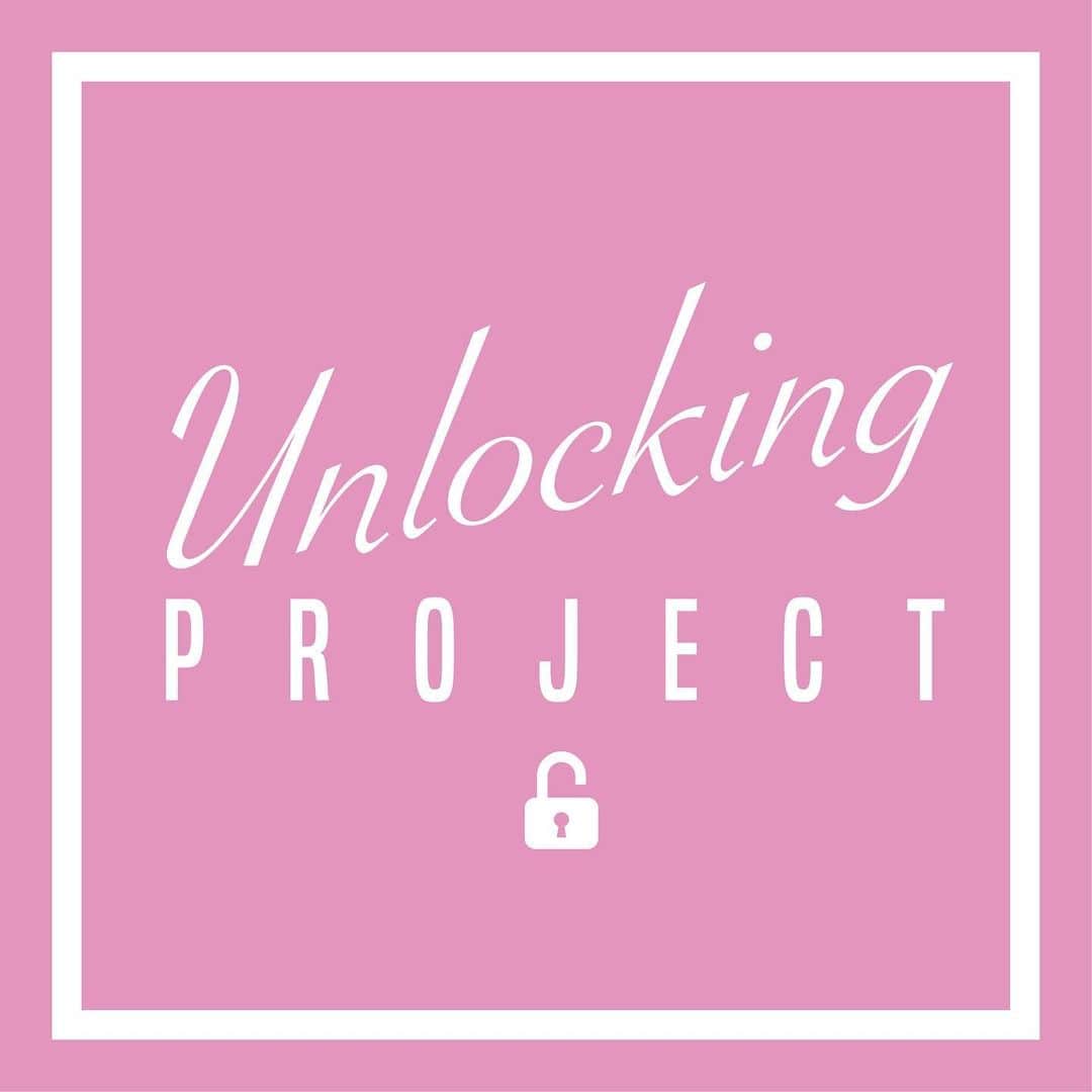 NAUGHTY BO-Zのインスタグラム：「昨日のワンマンで"出る予定の全くない"ニューアルバム「Unlocking」の発表をしました。 . 来れなかった方もたくさんいるので、どういう事か改めてSNSでもお話しますね。 . 大人の事情でまだ詳細を言えないとかでは全く無く、本当になんにも決まってません。 . でもアルバム名だけ先に決めて、それに向けてみんなで同じ方向に進んで行って、ワクワクしながら待ちわびるって素敵なことだなって思って。 . こう考えた事の発端は、数年前から感じてる"アルバムに対する業界スタンスへの疑問"からでした。 . この辺り詳しく話し始めると逆に伝わらなくなりそうなので省きますが、ここ数年どうしてもシングルリリースというのが難しくてやらせてもらえず、いきなり「アルバムどーん！」「はい！全部新曲です！」みたいな流れが連続してたのがかなり引っかかっていて。 . そうではなく、出来た曲からライブや配信で大事に大事に披露してって、それらの集大成という形でアルバムを出す、それもみんなで待ちわびてたタイトルもご存知のアルバム、という形って面白いかなって。 . 本来アルバムってそういうものだと思うので新しいことでも何でもないんですが、1曲1曲がしっかり身に染みた状態で、まるでベストアルバムのように聴けるアルバムになるんじゃないかと思ってます。 . ひとまず2001年にDr.Dre（みんなはヘッドホンのBeats作った人って言ったほうがわかりやすいかな？）が「次のアルバム作ってるぞー！名前はDetoxだ！」って言いながら20年近くたってもまだ出てないって事にならないように気をつけます(笑) . とりいそぎ夏クルでは新曲として「F*ck You 2 My Ex」、「Don't Worry Baby feat. Yuki.H」を披露しました。これらもアルバム「Unlocking」にいつか収録されます。 . みんなと作り上げていく「Unlocking Project」、あれ？反応わりぃな？って曲はお蔵入りで収録されなかったりもするかもね。それも面白い。 . あ、あともう一つの目標は全曲のMVを作ること！ . これからのMAY'Sを楽しみにしててね。改めてよろしくお願いします。 . #MAYS #Unlocking #🔐 #UnlockingProject #FU2MEX #新曲まだまだ控えてるよ」