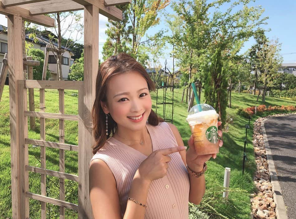 金泉紗恵子さんのインスタグラム写真 - (金泉紗恵子Instagram)「.﻿ 飲みたかったピーチのフラペチーノ🍑﻿ やっと飲めました🥰﻿ 美味しかったー❤️❤️﻿ ﻿ 右手に着けているのは、買ってから休日のお出かけにマストなアクセサリーになった天然石のブレスレット✨﻿ ブツ撮りも頑張ったので是非スワイプを😁👉﻿ ﻿ こちらはHemavati @hemavatijewelry のものです🙌﻿ キラキラのカラフルな天然石がとっても綺麗でお気に入り😘﻿ 洋服のテイストやカラーを気にせず使えるマルチカラーです🙌﻿ 褒められ率も高いです🤩﻿ シルバーと18金メッキで、もしもの時は再メッキも手頃な価格でお願いできるのが安心👌﻿ ﻿ 実はこのブレスレットがインスタに掲載されてから、かなーり悩んで購入しました💦﻿ 普段仕事の時はアクセサリーをほとんどしないし、今までブレスレットは使うことがなかったので😂﻿ でも買ってよかったです😋﻿ 着けて出かけると気分も良くなります😇﻿ 悩んだ分、より大切に使っています💓﻿ ﻿ Hemavatiは天然石を使ったアクセサリーが豊富😊﻿ オーダーはもちろん、リフォームもできるので、デザインが古くなってしまって使いにくくなったアクセサリーがある方には、リフォームのご相談がオススメです😌﻿ リフォームのお客さんがかなり多いみたいです✨﻿ ﻿ 今回私のインスタを見た方は今日から1ヶ月間【送料無料】にしていただけるとのことなので、気になる方は銀座のショップや @hemavatijewelry に飛んでいただきHPをチェックしてみてください😍﻿ HPで購入する方は決済時に私のインスタを見たことを記載していただくと対応いただけるようです☺️﻿ ﻿ 天然石のアイテム、これからも少しずつ増やしていきたいなーと思いました🥳﻿ @hemavatijewelry のアカウントにステキなアクセサリーやリフォームのビフォーアフターが載っているので、ぜひ見てください🥰﻿ .﻿ ﻿#jewelry #accessory #accessories #followme #hemavati #bracelet #starbucks #naturalstones #naturalstones #eoskissm #canoneoskissm #アクセサリー #アクセ #ブレスレット #天然石 #天然石アクセサリー #ジュエリー #ジュエリーリフォーム #スターバックス #フラペチーノ #ミラーレス一眼 #アクセサリーショップ #天然石ブレスレット #天然石ジュエリー #フォロワー様限定 #フォロワー様限定 #ピーチフラペチーノ」8月4日 21時35分 - saeko_kanaizumi