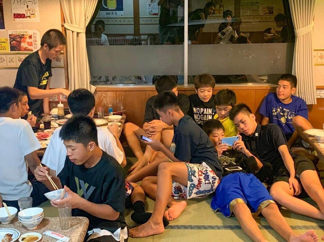 青木康平のインスタグラム：「沖縄製粉カップを見事に優勝という形で終えました！  本当に色々と考える事がありましたが、もがきながらも、必死に前進しようとする彼らを本当に誇りに思います。  彼らの中学校は強くありません。 このクラブチームを活動していく中で、負け慣れをしている彼らは、初めは試合中にすぐにギブアップをしていました。 でも今回の遠征は違いました。  今回、彼らには、 「もうこれ以上負けから学ぶ事なんてないと思え。勝つ事でしか学べない事がある。だから今日はどんな展開でも絶対に最後まで試合を諦めないぞ！勝って福岡に帰るぞ。」 と伝えました。  本当に今日の彼らは、1試合負けはしましたが最後まで食らいつき、決勝は延長2回を見事に乗り越えました。  僕は才能のあるコーチではないし、コーチ経験もない。自分が今まで経験をした事しか伝えられないし、自分の経験をもとに子供たちにアプローチしています。  今回は「我慢」「待つ事の大切さ」を改めて感じました。 "コーチに怒られたからやる"ではなく、"負けたくない" "勝ちたい"からやる。 にしたい。 彼らの行動を自発的な行動に変えたかった。  その為に僕がとった行動は、なるべく指示をしない。でした。  その効果なのか、彼らはベンチで良く喋っていました。そこはプラスに働いたかなと。  なので今回の遠征は座りっぱなしでした。笑  こんな機会をくれたユキオには本当に感謝しかないです。 毎年やる大会になる事を願っています🙇🙇🙇 この大会に関わる関係者の皆様、全ての参加チームの皆様、ホームステイを受け入れてくれたご家族の皆様、本当にありがとうございました！沖縄最高です‼️ この遠征の何が最高だったかは、この写真が全てを物語ってるでしょ？  #watchandc#watchandcacademy#U-15#clubteam#沖縄製粉カップ#優勝#ウォッチ勝ちました👌」
