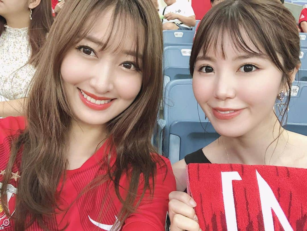 佐達ももこさんのインスタグラム写真 - (佐達ももこInstagram)「久々のサッカー観戦⚽️﻿ ﻿ もちろんしーちゃんと☺️❣️﻿ ﻿ @kaneko_shiori ﻿ ﻿ もう、興奮しすぎて😂💘﻿ 叫んだ〜本当に楽しかった〜😭❤️﻿ ﻿ 埼スタの雰囲気も大好き！﻿ またすぐ観に行きたい〜❤️⚽️﻿ ﻿ ﻿ #浦和レッズ#Jリーグ#サッカー#サッカー観戦#埼玉スタジアム#urawareds」8月4日 21時49分 - sadamomodayo