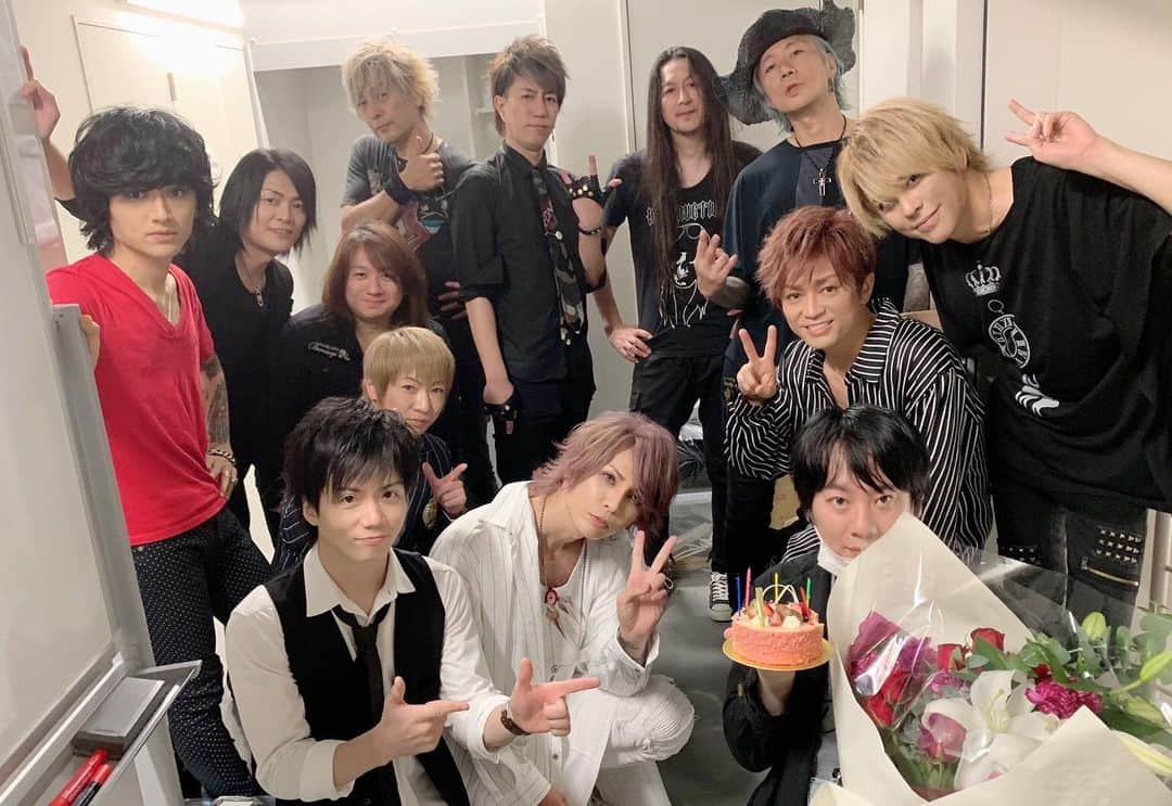 Ju-kenのインスタグラム：「w/ all musicians tonight♫ 最高の夜🌼  来月もこのメンバーでやれるかと思うと、、、身震いするっ🤣  #vocalsummit」
