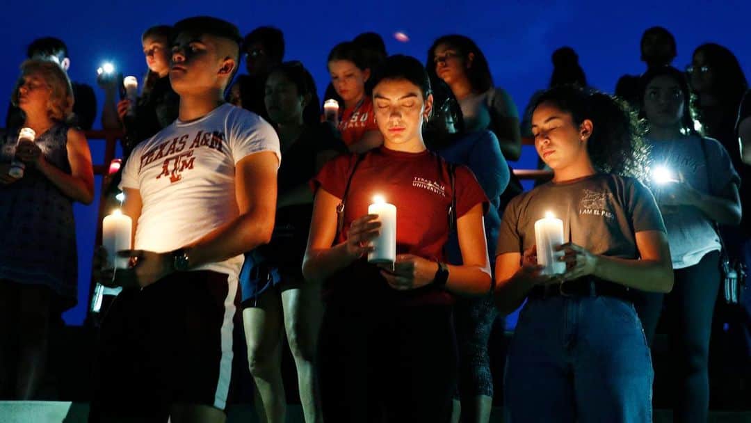 CNNさんのインスタグラム写真 - (CNNInstagram)「People hold candles at a vigil for victims of the deadly El Paso, Texas, shooting that occurred on Saturday. Twenty people were killed and 26 people were injured when a 21-year-old white man opened fire at a shopping center, according to Texas and local authorities. The suspect is in custody and authorities are looking at the possibility of bringing capital murder charges against him. (📸: John Locher / AP Photo)」8月4日 21時41分 - cnn