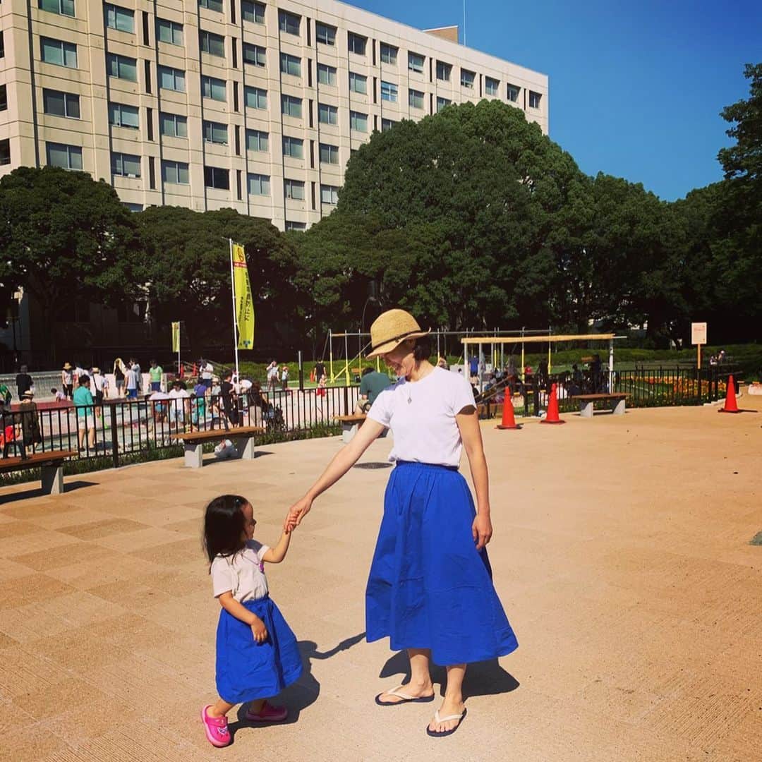 安藤幸代さんのインスタグラム写真 - (安藤幸代Instagram)「今日も暑かったですね💦 じっとしてても流れる汗にぐったりするこんな日は、大好きな色を着て気分を上げよう！ そして、何気に初めてくらいの母娘のお揃いコーデ @mimi2oyako でかなり上がりました😆  私は甘めのお洋服が苦手。 娘はプリンセス系甘めファッションが大好き。 青はほとんど選ばない娘もふわっと広がるスカートにご満悦😆 趣味が別々の母娘が喜ぶちょうど良い感じのお揃いコーデで大お気に入りです😊 父さんとのお揃いコーデも今度は考えてあげようかな😜  @mimi2oyako  #親娘コーデ #夏はザブザブ洗えて気分が上がる色物が最高」8月4日 21時42分 - andoshouten
