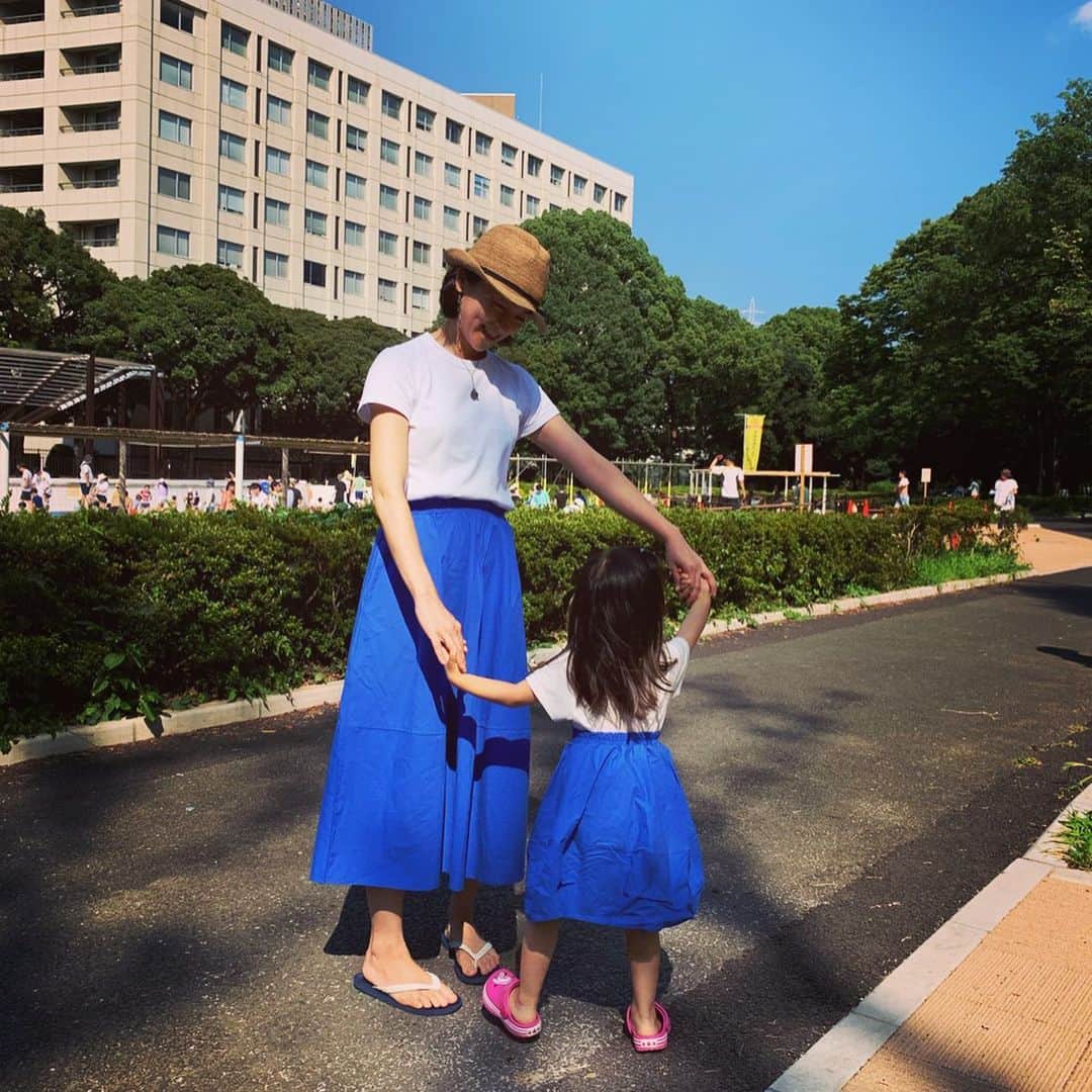 安藤幸代さんのインスタグラム写真 - (安藤幸代Instagram)「今日も暑かったですね💦 じっとしてても流れる汗にぐったりするこんな日は、大好きな色を着て気分を上げよう！ そして、何気に初めてくらいの母娘のお揃いコーデ @mimi2oyako でかなり上がりました😆  私は甘めのお洋服が苦手。 娘はプリンセス系甘めファッションが大好き。 青はほとんど選ばない娘もふわっと広がるスカートにご満悦😆 趣味が別々の母娘が喜ぶちょうど良い感じのお揃いコーデで大お気に入りです😊 父さんとのお揃いコーデも今度は考えてあげようかな😜  @mimi2oyako  #親娘コーデ #夏はザブザブ洗えて気分が上がる色物が最高」8月4日 21時42分 - andoshouten
