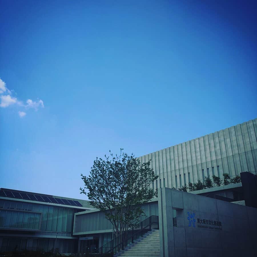 龍真咲さんのインスタグラム写真 - (龍真咲Instagram)「#東大阪市文化創造館竣工記念式典 にて#国歌斉唱 をさせて頂きました❗️ わたしの出身地でもある東大阪にとっても素敵な劇場の完成です✨ いつかここでLiveやコンサートをしてみたいなぁと夢は広がります😊 ここには、劇場以外にまちライブラリーやカフェそして、15を超えるレッスン室やスタジオと宝塚大劇場と同じ最新の音響機器があります✨まだ現役だったら是非ここで全国ツアーしたい！と思える素晴らしい劇場✨ 皆さまもぜひ、大阪にいらした際は遊びにいらして下さい😊 movieは、ご好意で撮影して下さいました。ラスト切れちゃいましたが…。 数年ぶりの国家斉唱。やはり、日本の国家君が代は心が洗われ、浄化されるような気持ちになります✨✨✨ #ヌメロヴェントゥーノ のこのドレスはそろそろヘビロテしたいと思いますっ👗🎶 国家伴奏はやはり！！#旭純 さんです✨✨」8月4日 21時42分 - masaki_ryu