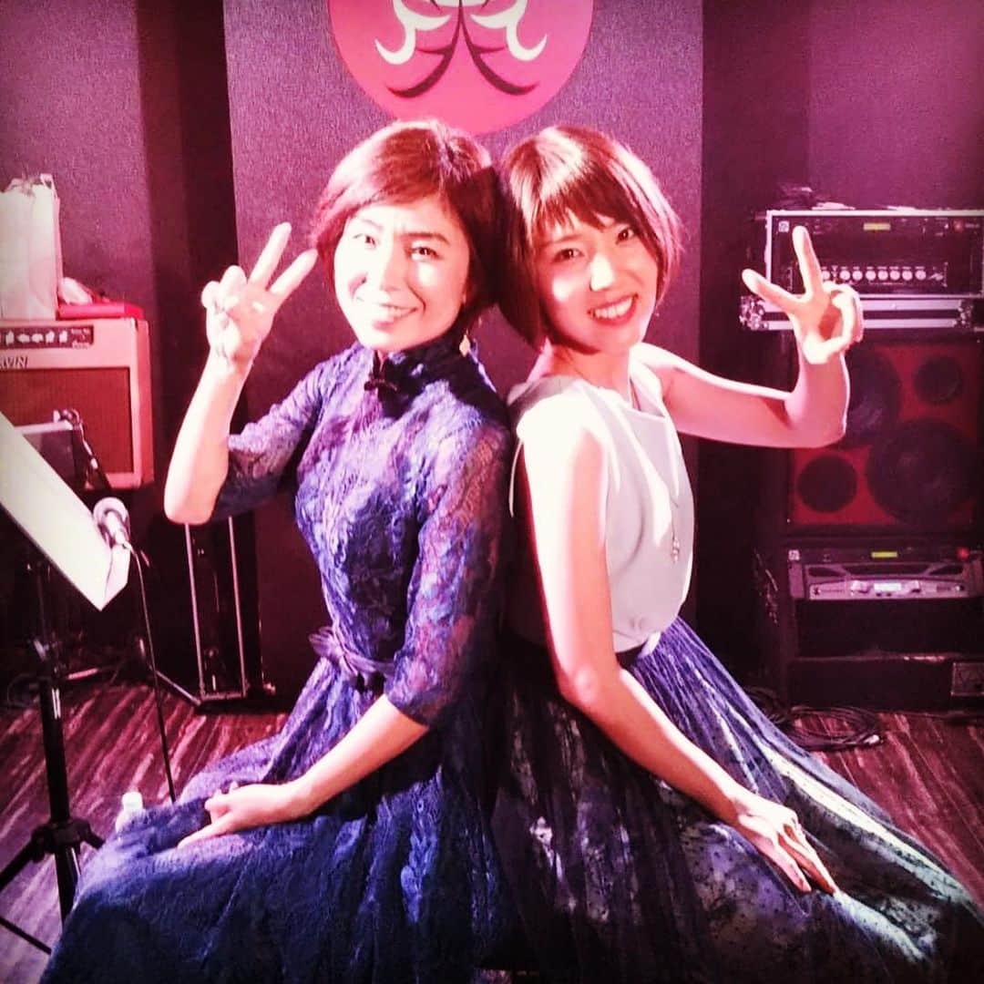 真璃子さんのインスタグラム写真 - (真璃子Instagram)「8/2 福岡バースデーライブ♪  本当にありがとうございました✨  めっちゃ楽しかった✨  まだ、写真がなくて💦  サポートのayunaさんとの記念撮影 2ショット😃😃 何度も言います❣️ めっちゃ嬉しかった😭  お客様にいっぱいパワーもらいました💚  頑張るよ‼️ #真璃子  #ありがとう  #めっちゃ嬉しい  #バースデーライブ」8月4日 21時43分 - marico2666